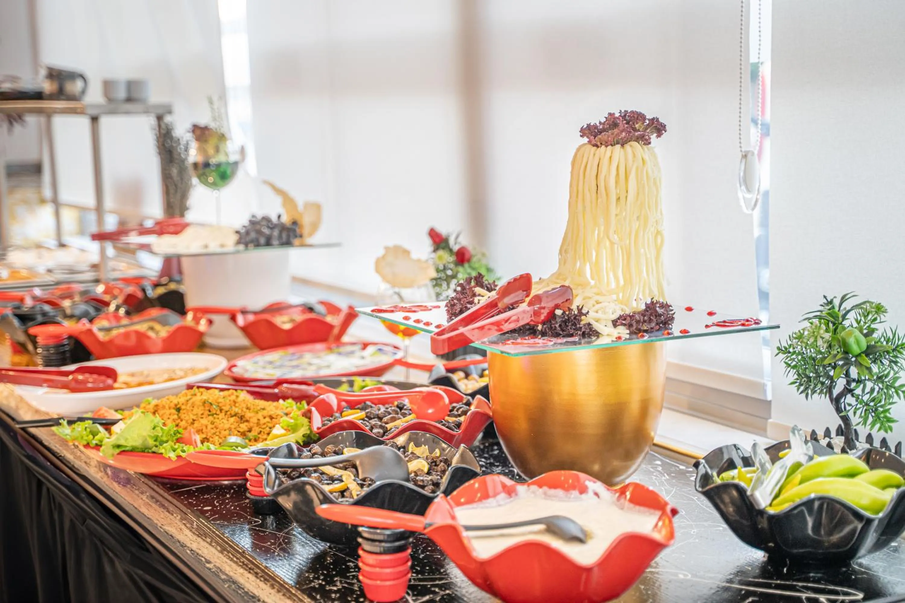 Restaurant/places to eat in Far Life Hotel