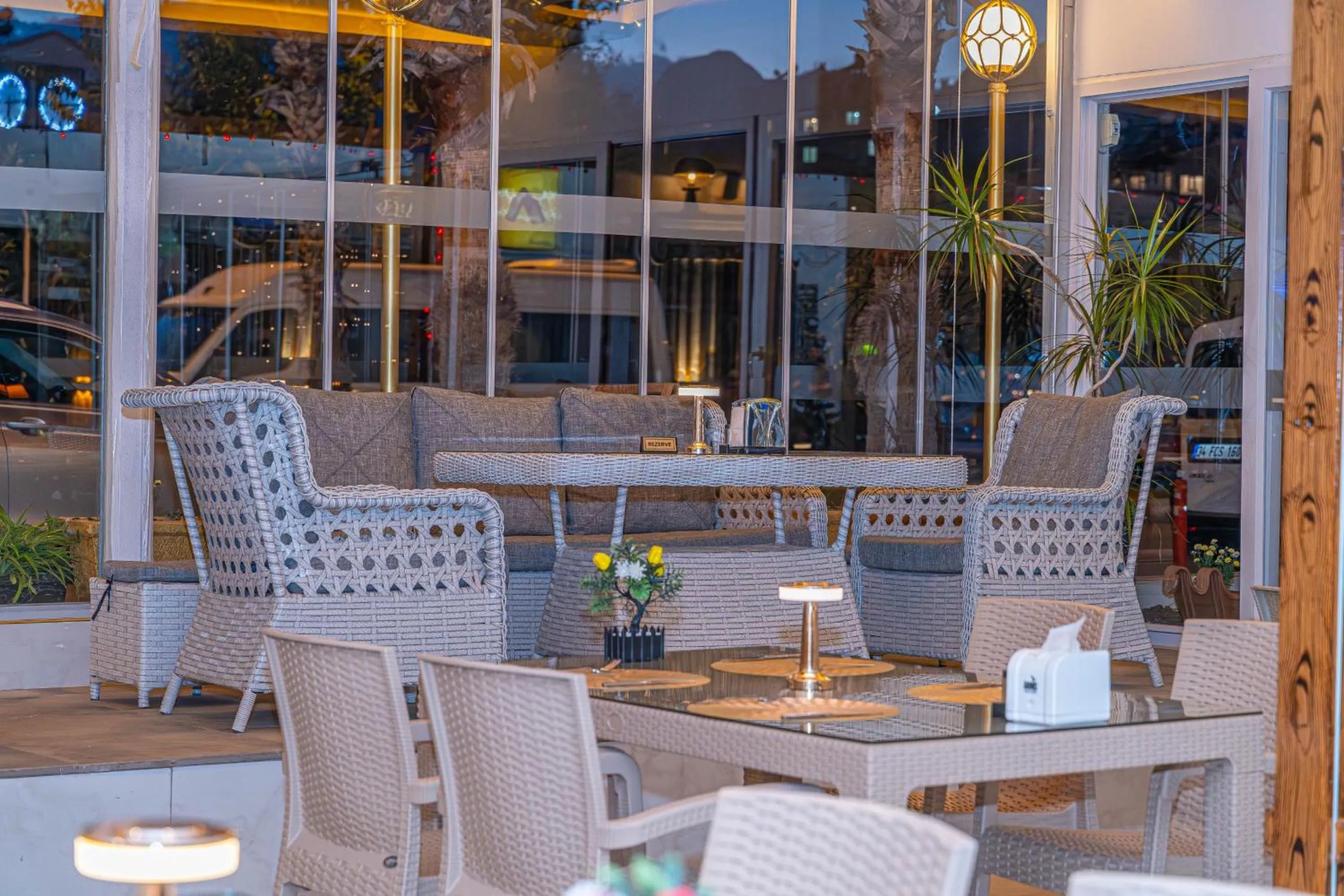 Restaurant/places to eat in Far Life Hotel