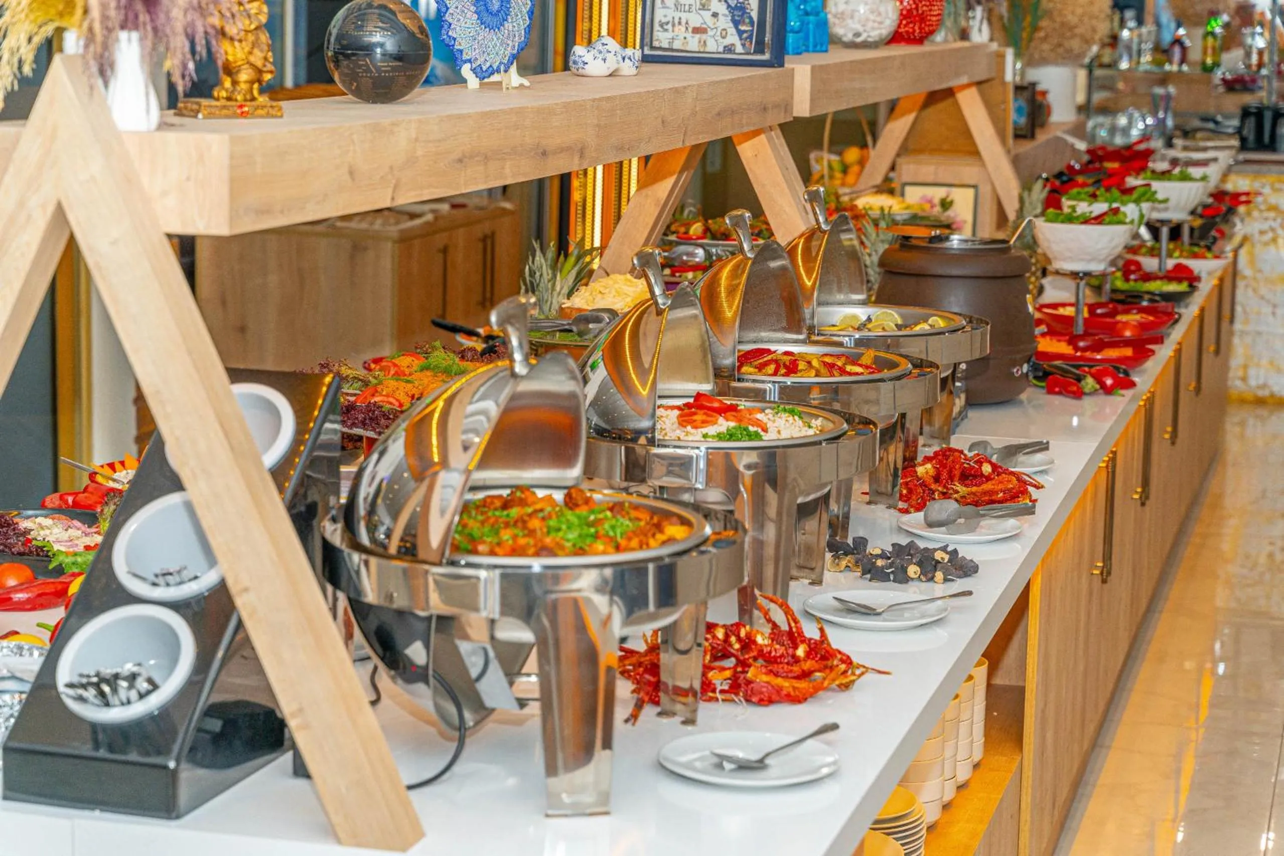 Restaurant/places to eat in Far Life Hotel