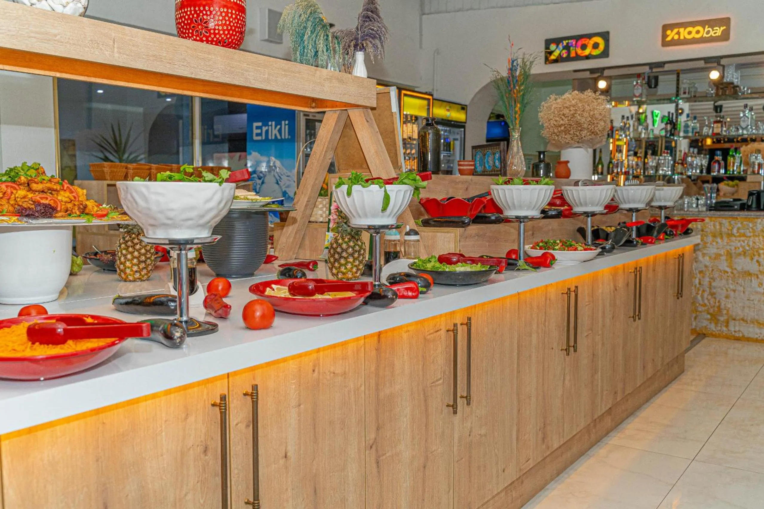 Restaurant/places to eat in Far Life Hotel