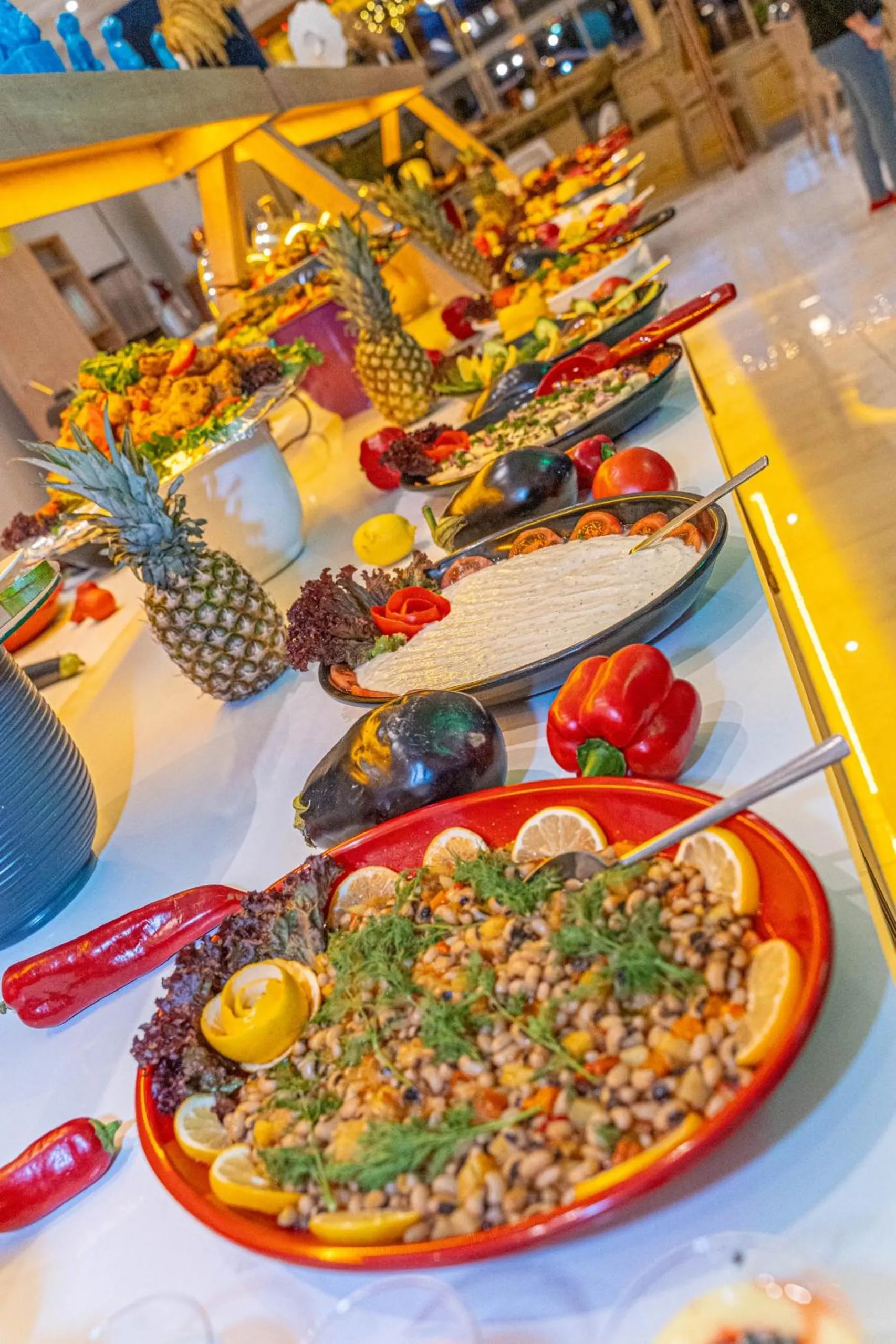 Restaurant/places to eat in Far Life Hotel