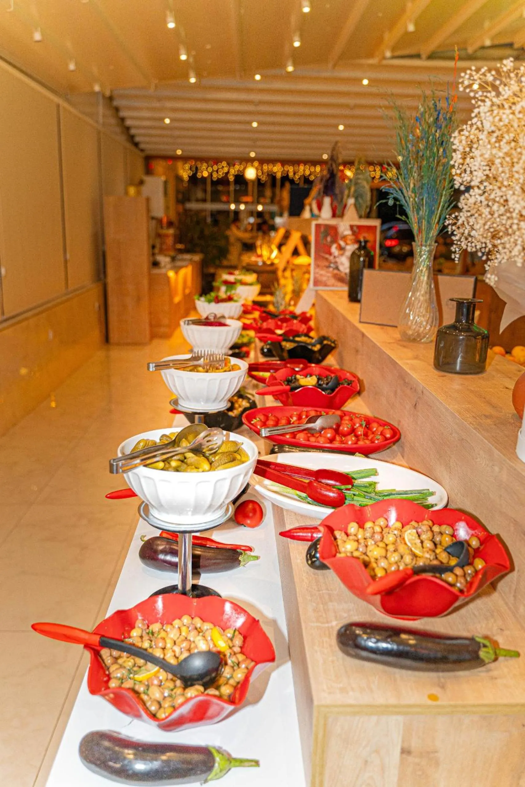 Restaurant/places to eat in Far Life Hotel