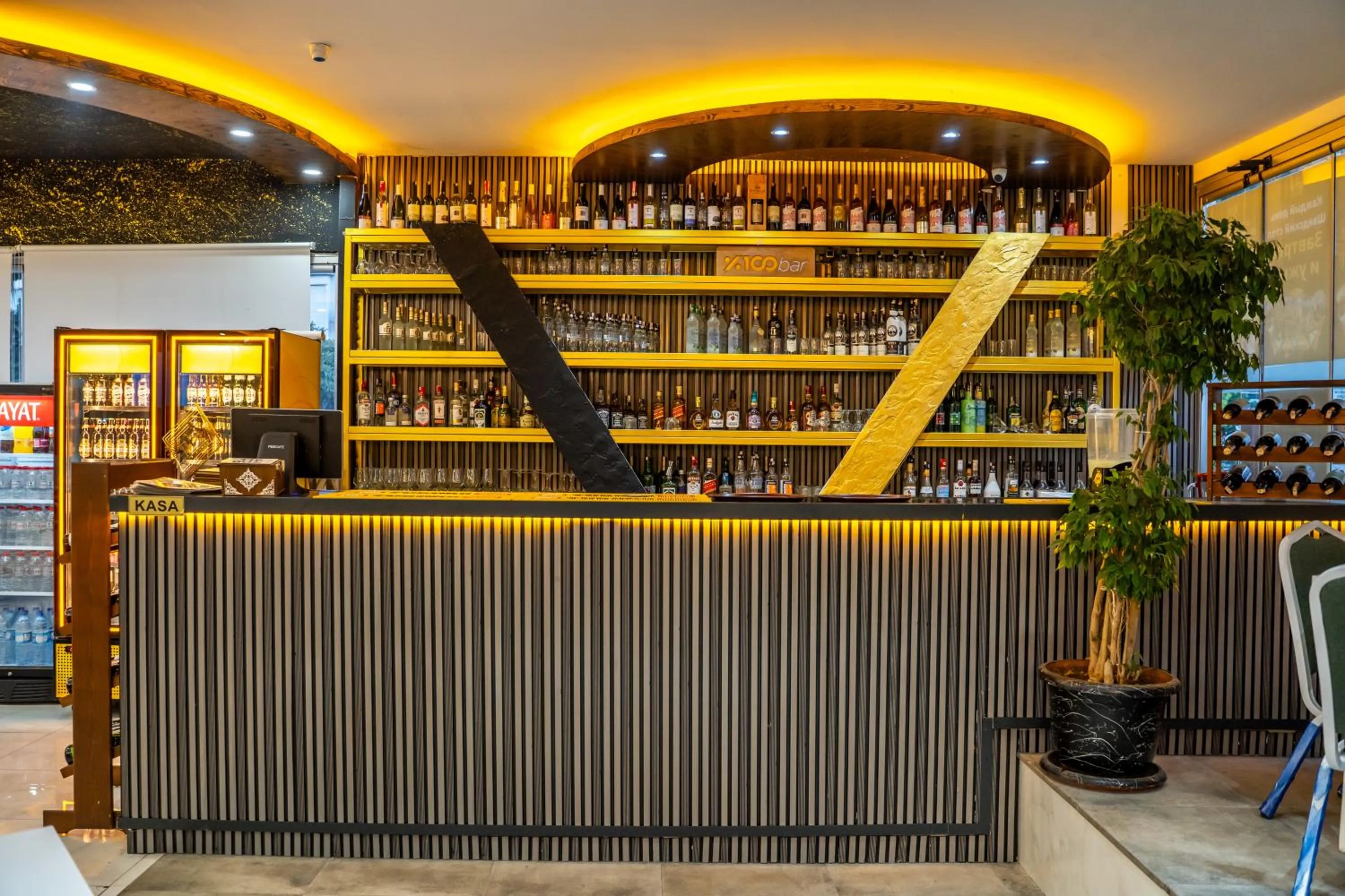 Restaurant/places to eat in Far Life Hotel