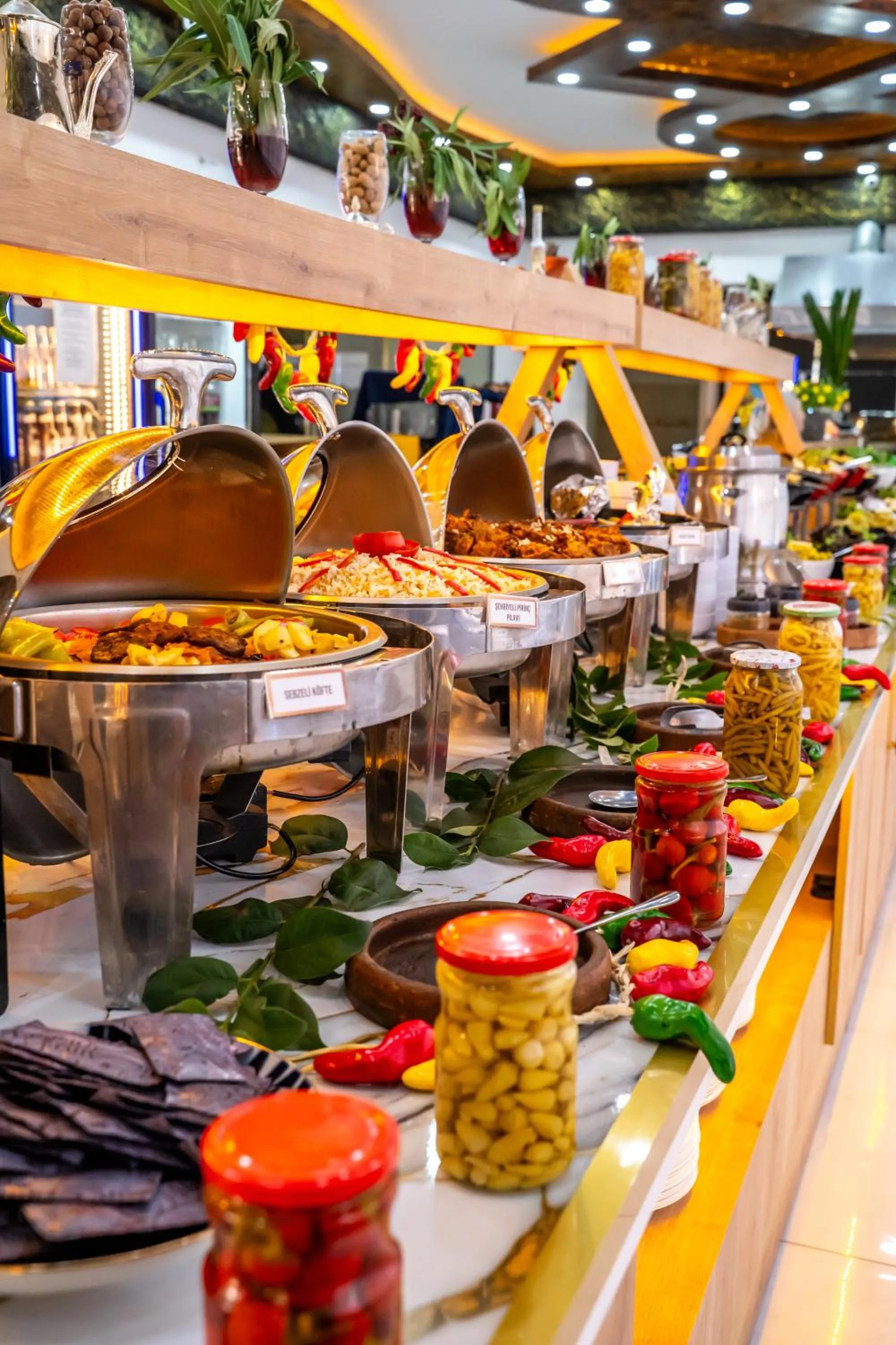 Restaurant/places to eat in Far Life Hotel