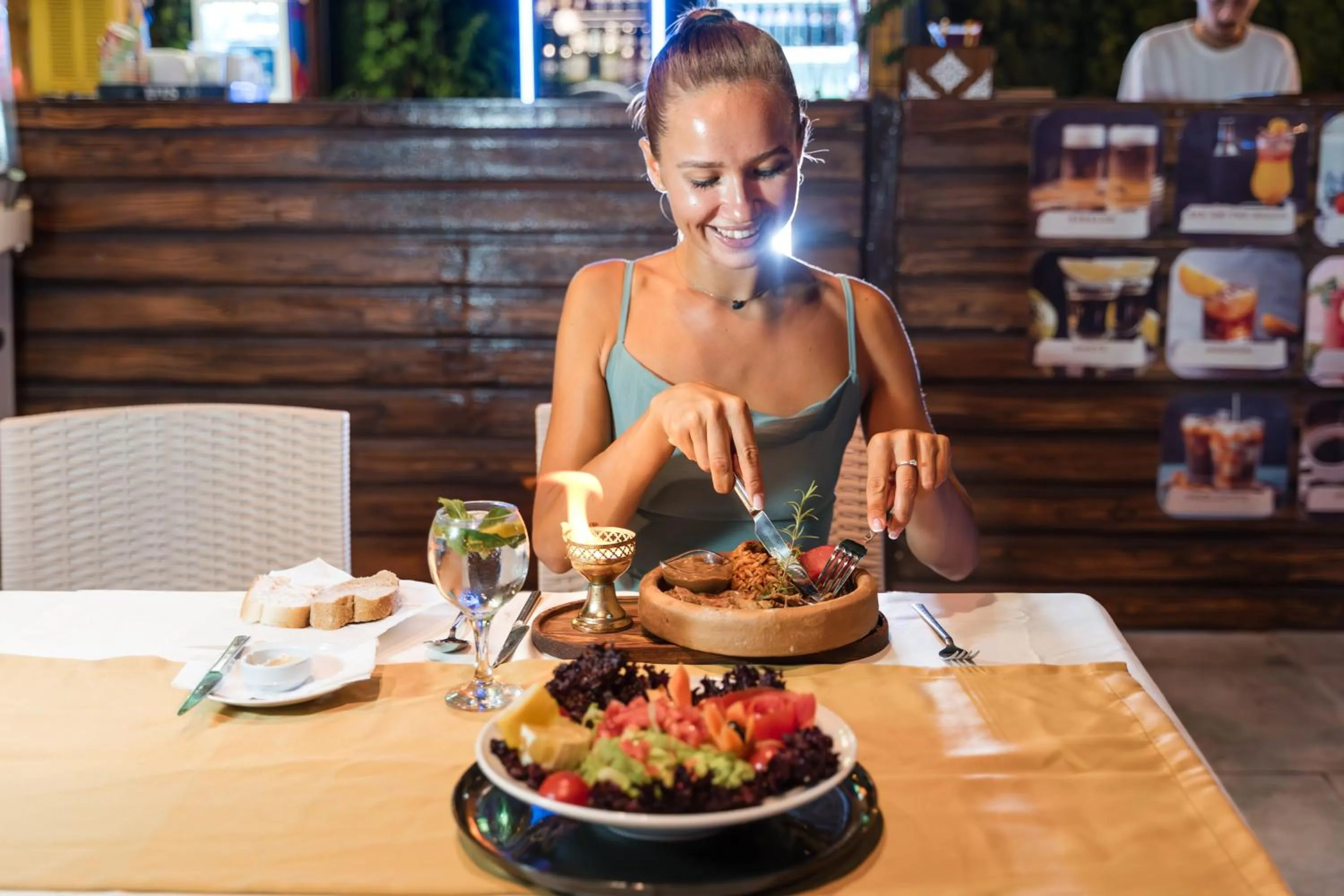 Restaurant/places to eat in Far Life Hotel