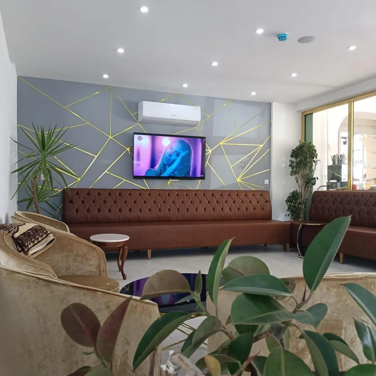 Communal lounge/ TV room in Far Life Hotel