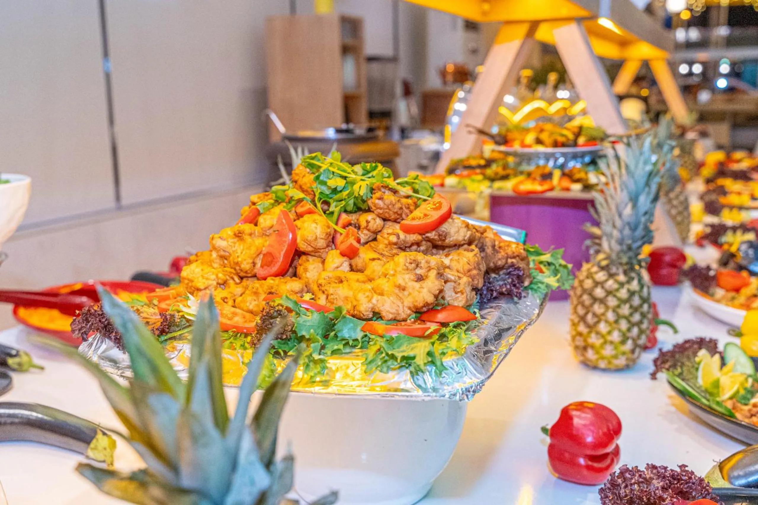 Restaurant/places to eat in Far Life Hotel