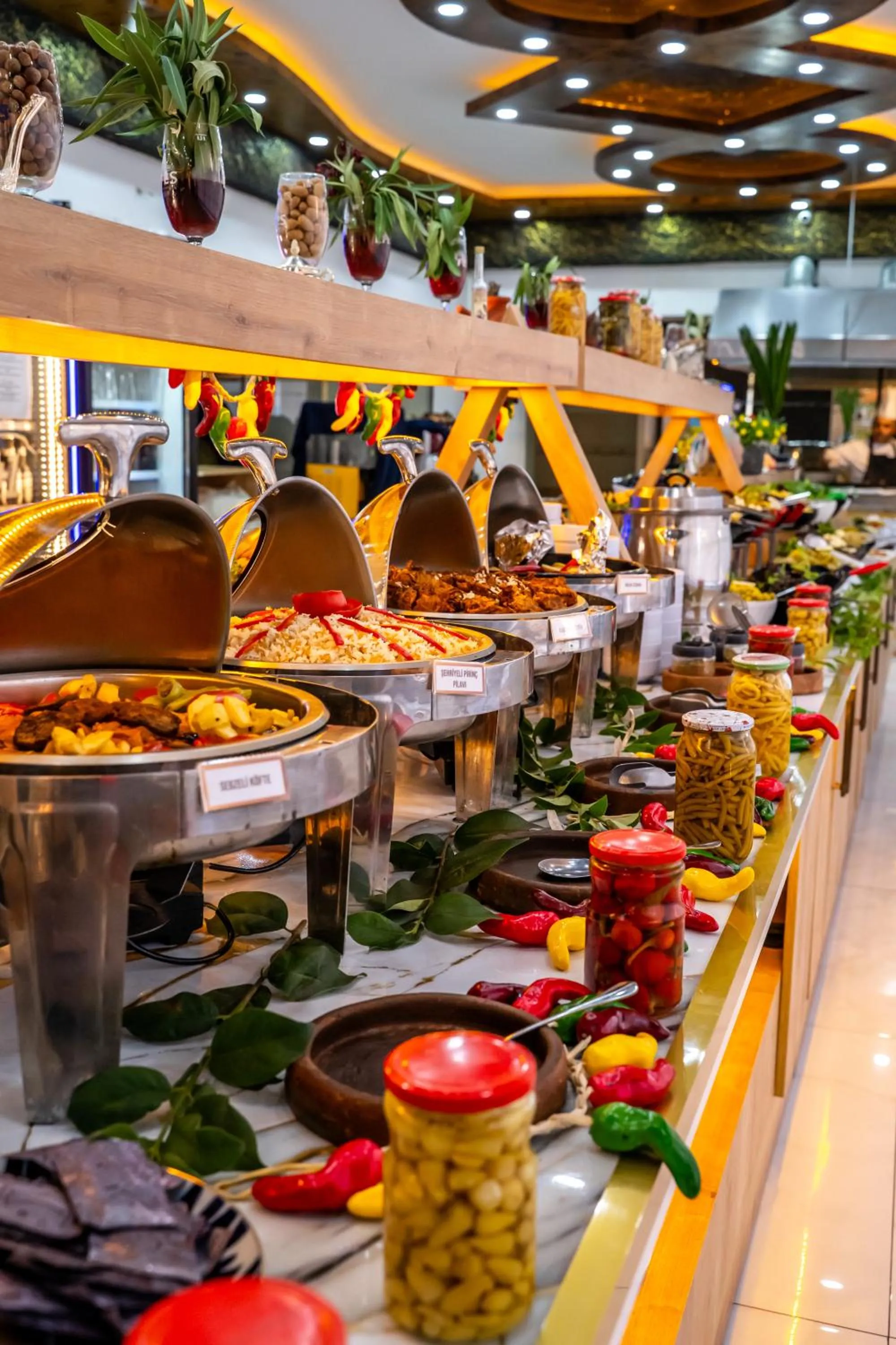 Restaurant/places to eat in Far Life Hotel