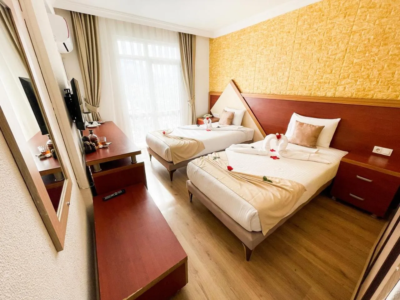 Photo of the whole room, Bed in Far Life Hotel