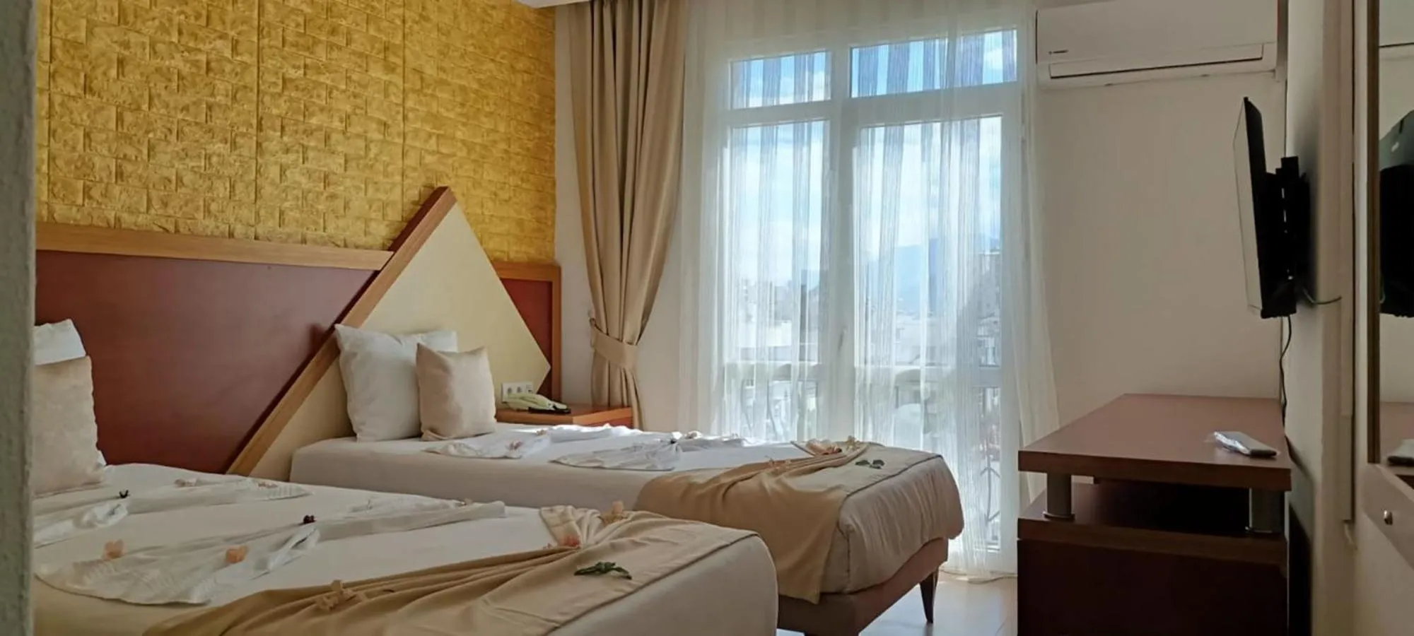 air conditioner, Bed in Far Life Hotel