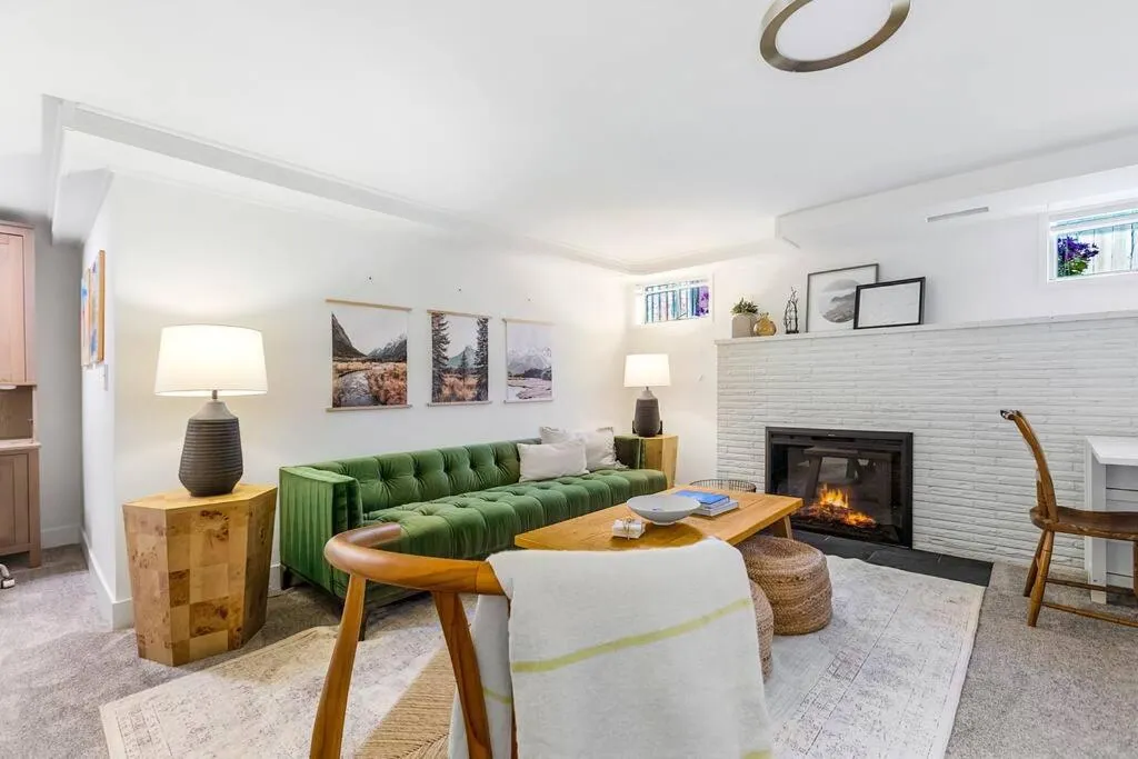 Lilac In Law, Picturesque lower unit