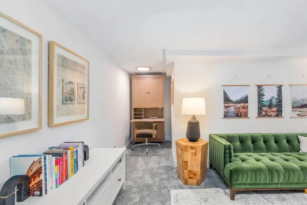 Lilac In Law, Picturesque lower unit