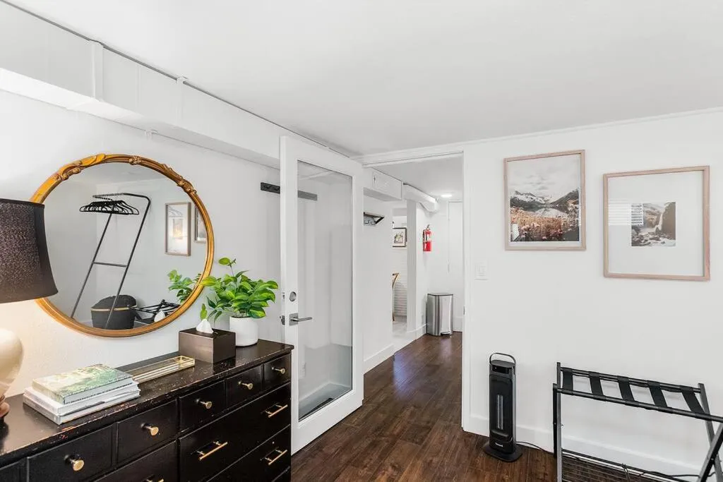 Lilac In Law, Picturesque lower unit