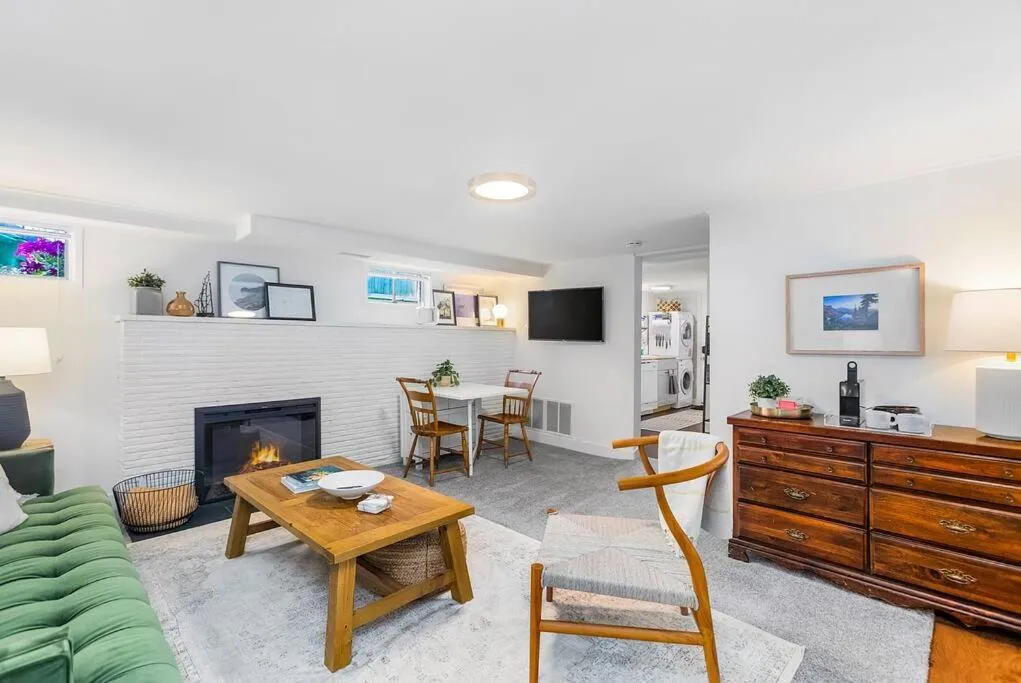 Lilac In Law, Picturesque lower unit