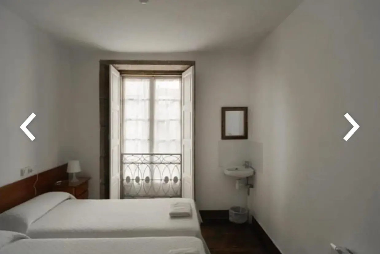 Twin Room with Bathroom in Casa Anglicana del Peregrino/ Pensión Santa Cristina Twin Room with Bathroom in Casa Anglicana del Peregrino/ Pensión Santa Cristina