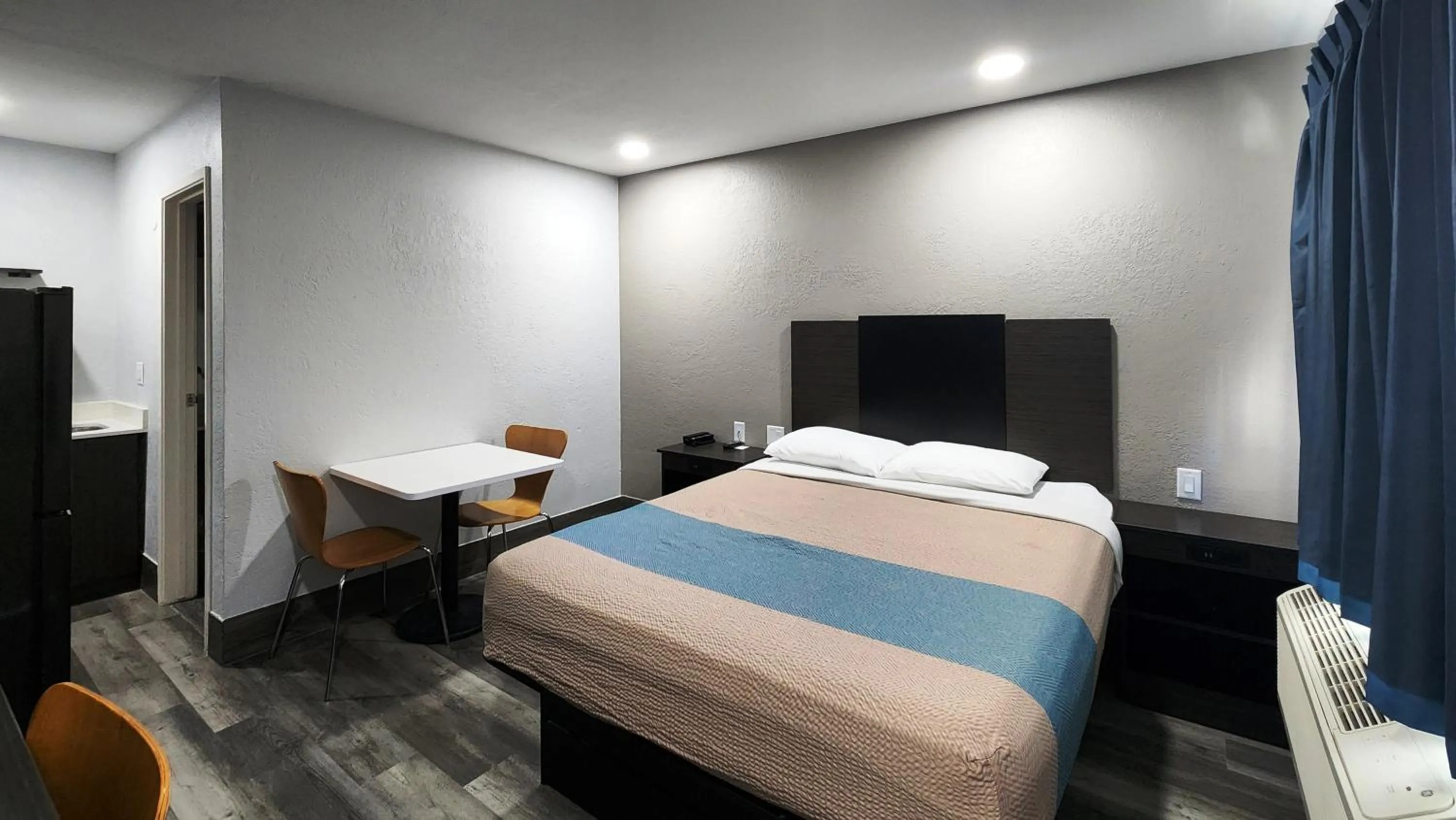 Bed in Studio 6 Galveston TX