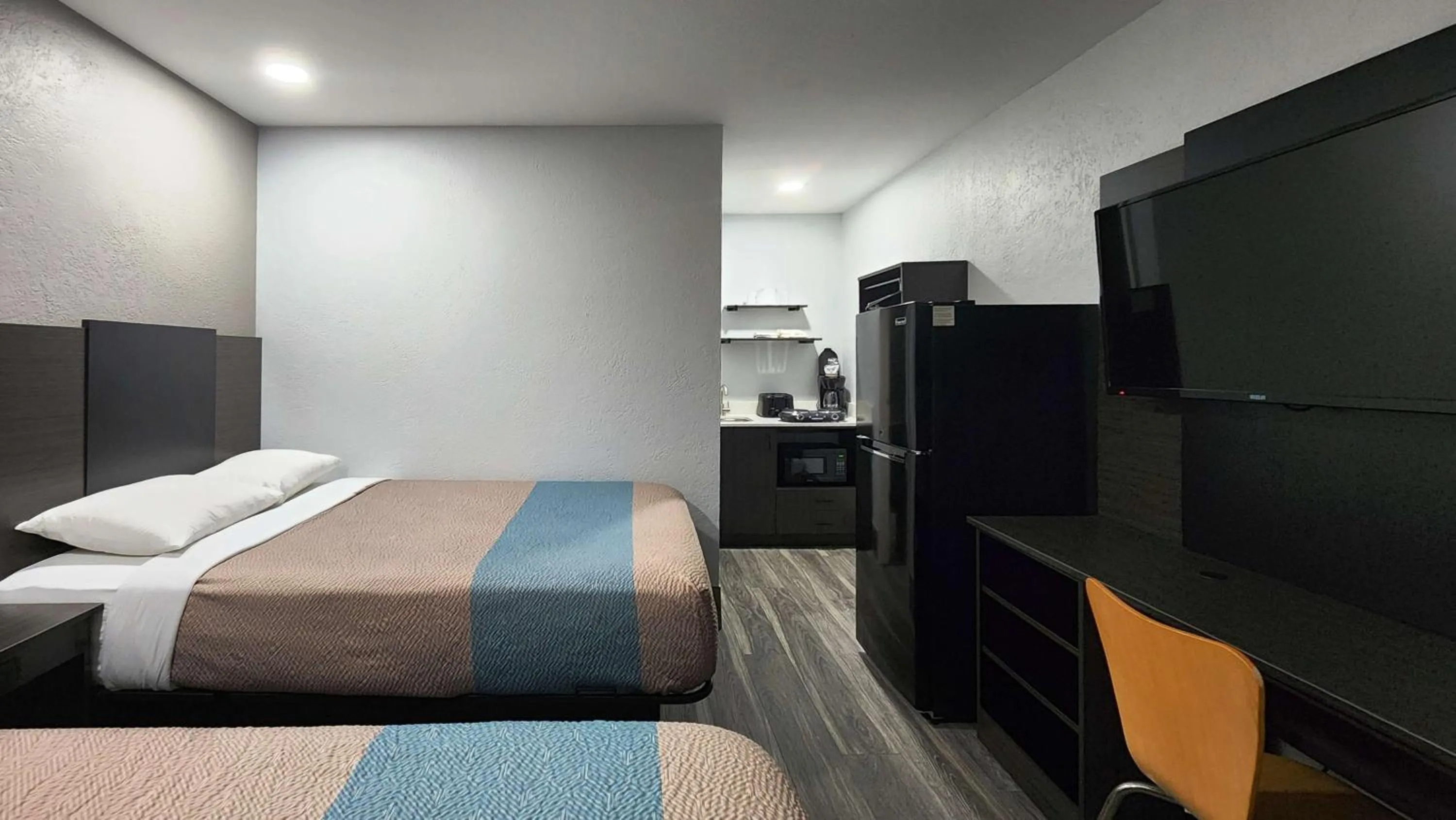 TV and multimedia, Bed in Studio 6 Galveston TX