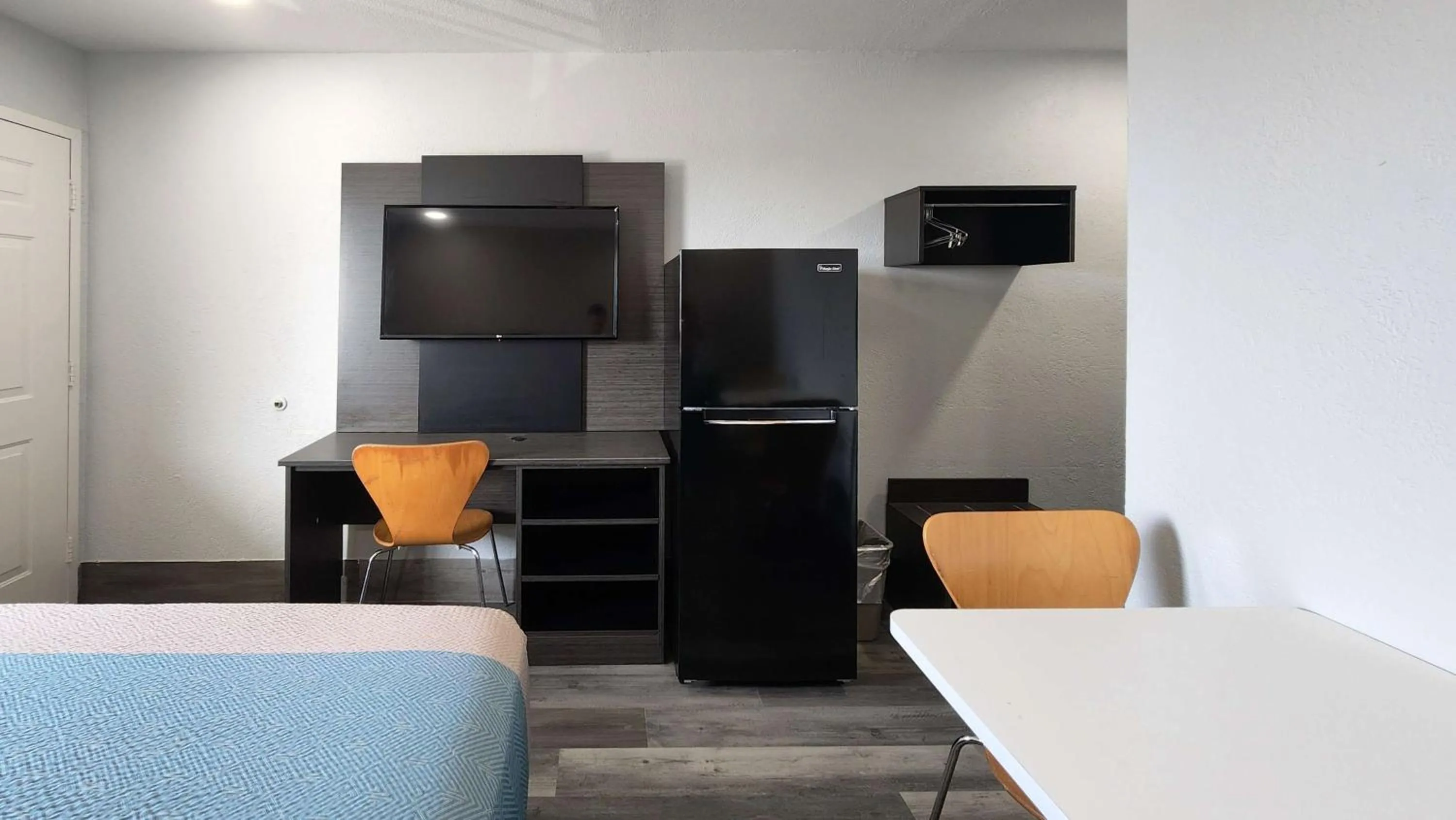 TV and multimedia in Studio 6 Galveston TX