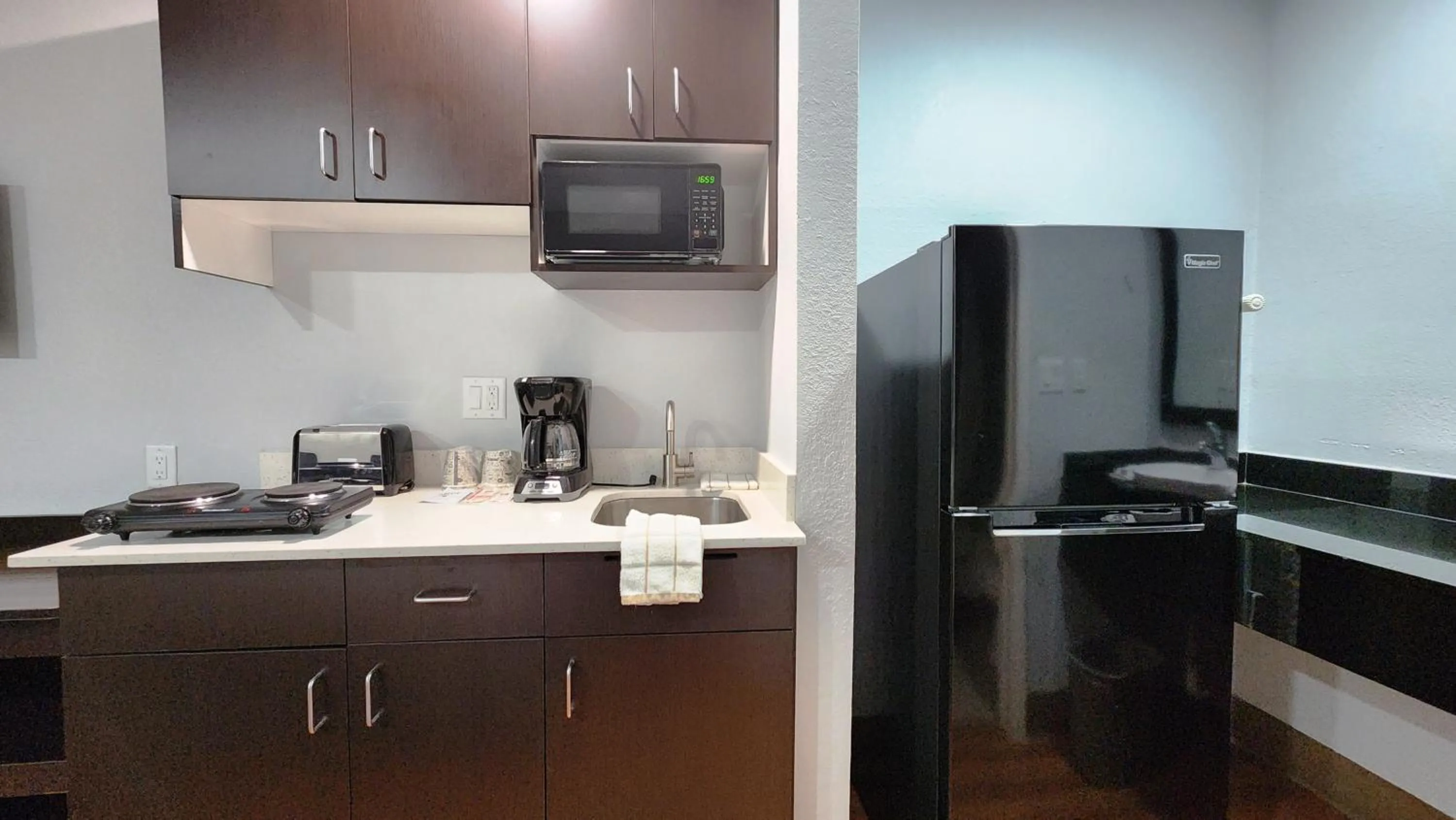 Kitchen or kitchenette in Studio 6 Webster TX Houston NASA Lake