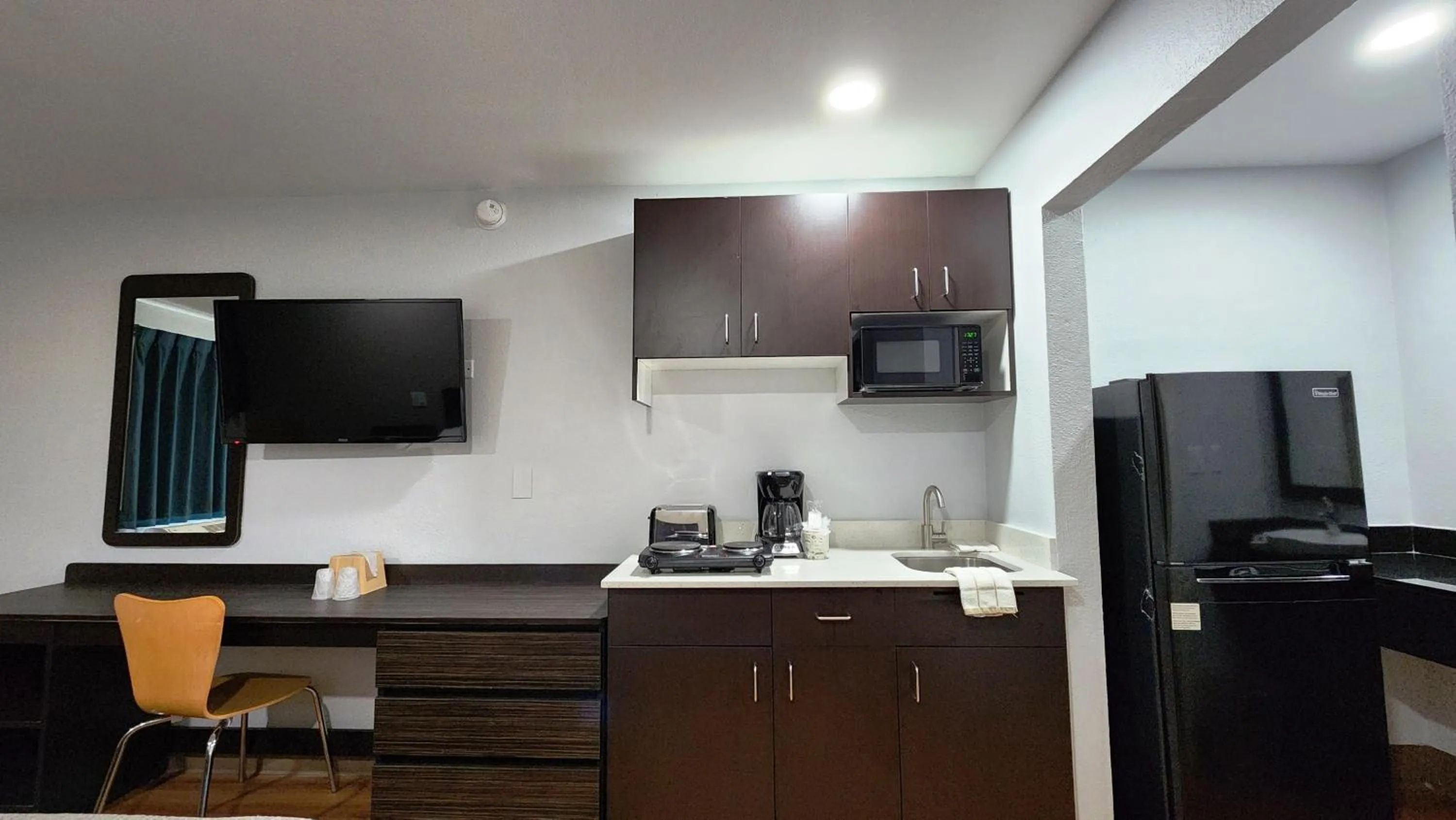 TV and multimedia in Studio 6 Webster TX Houston NASA Lake