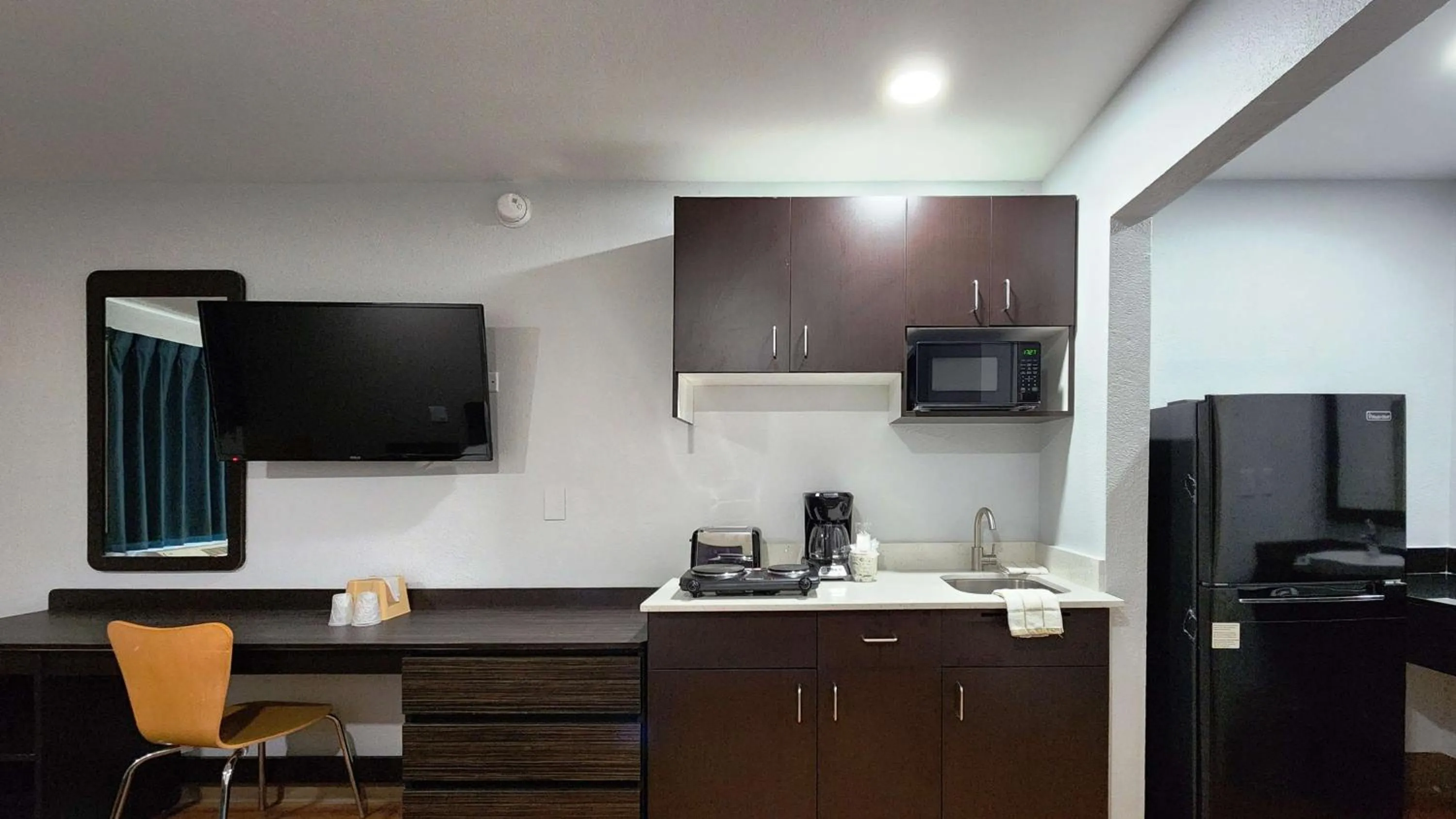 TV and multimedia in Studio 6 Webster TX Houston NASA Lake