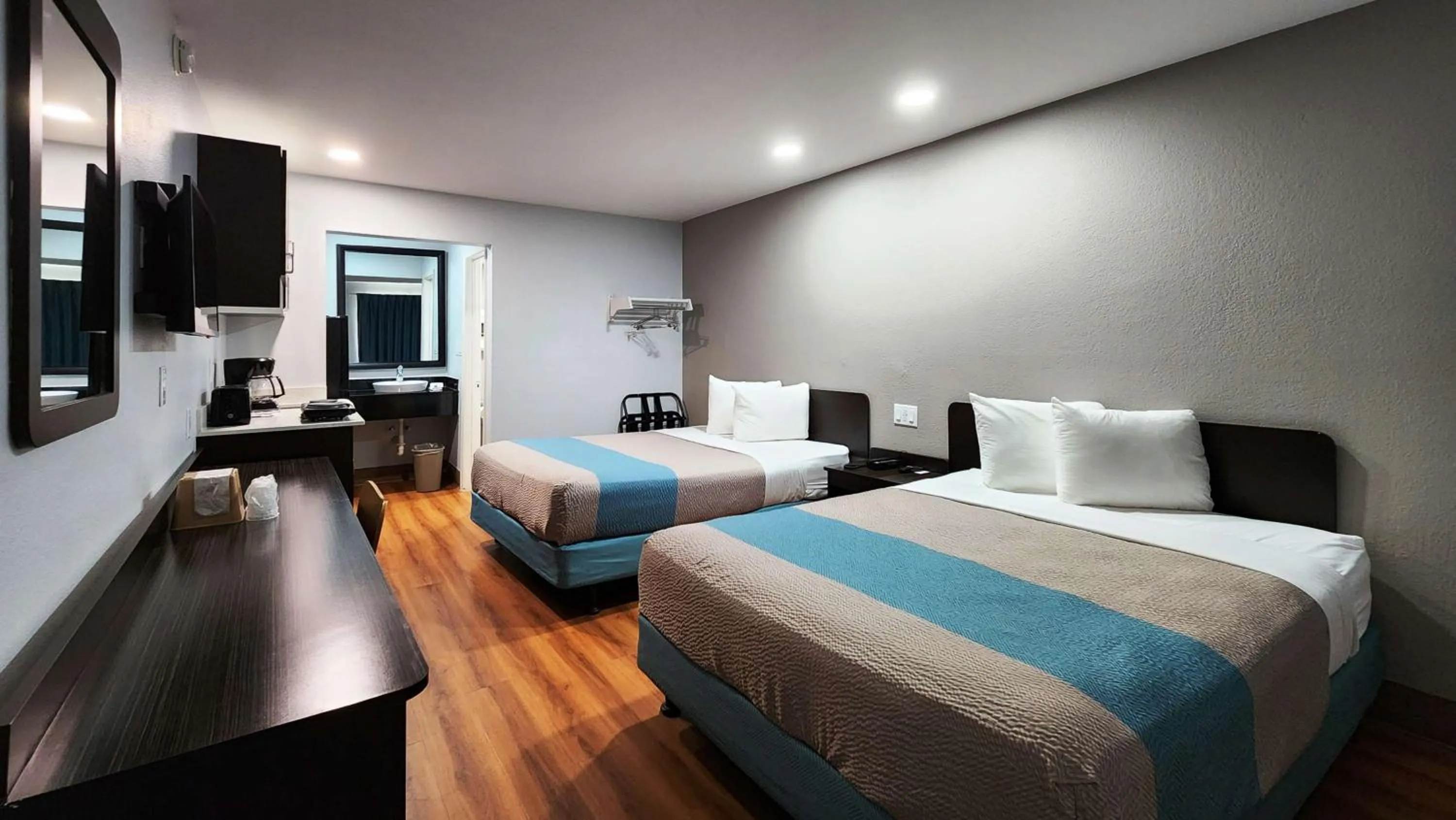 Bedroom, Bed in Studio 6 Webster TX Houston NASA Lake