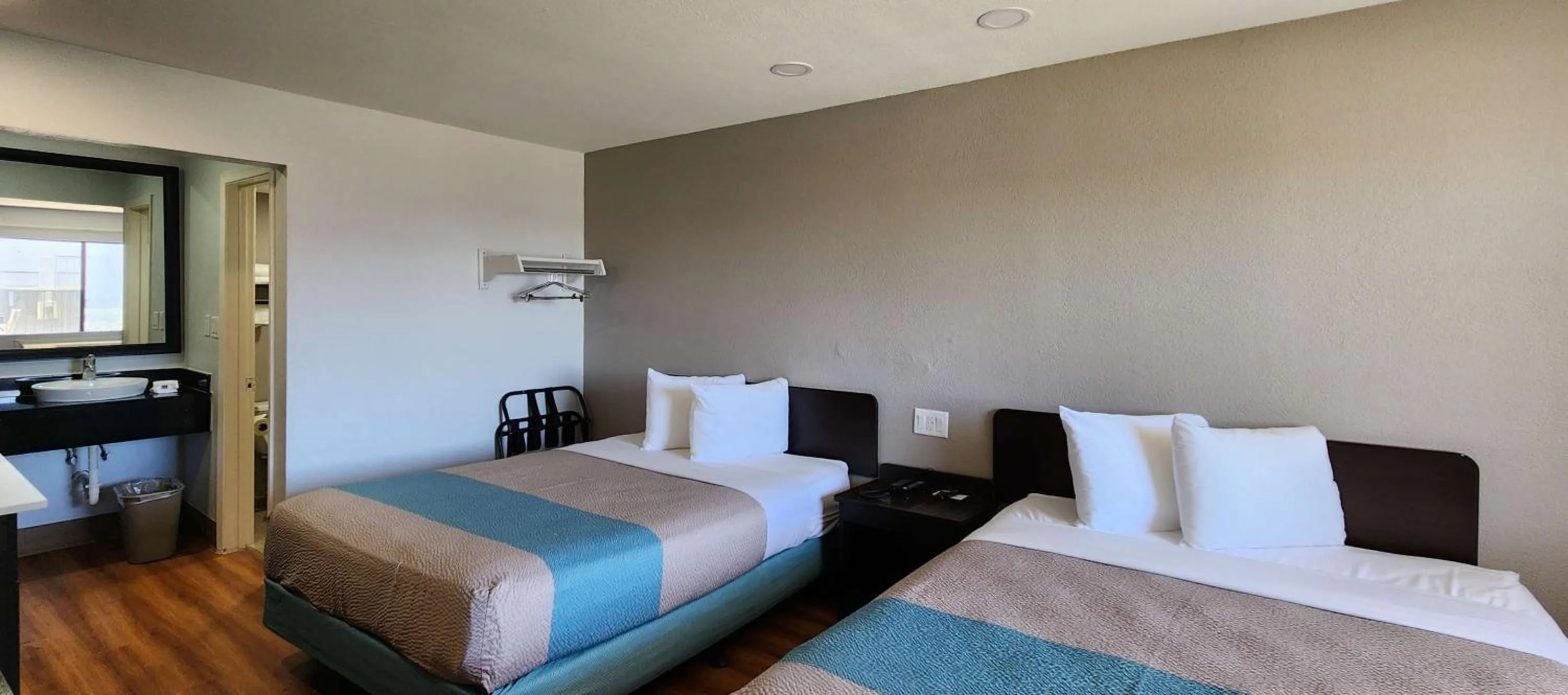 Bedroom, Bed in Studio 6 Webster TX Houston NASA Lake