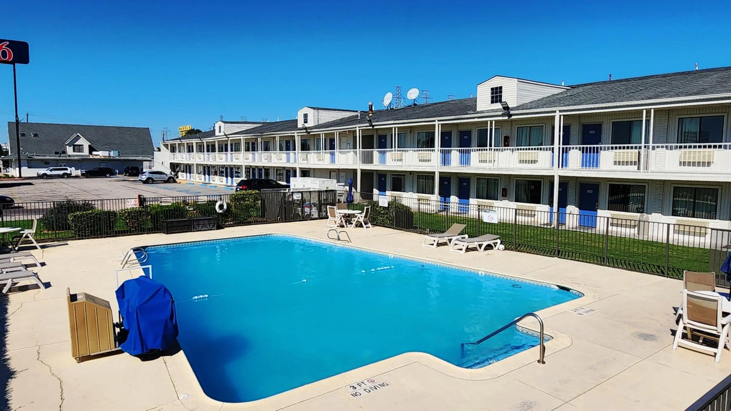 Property building in Studio 6 Webster TX Houston NASA Lake