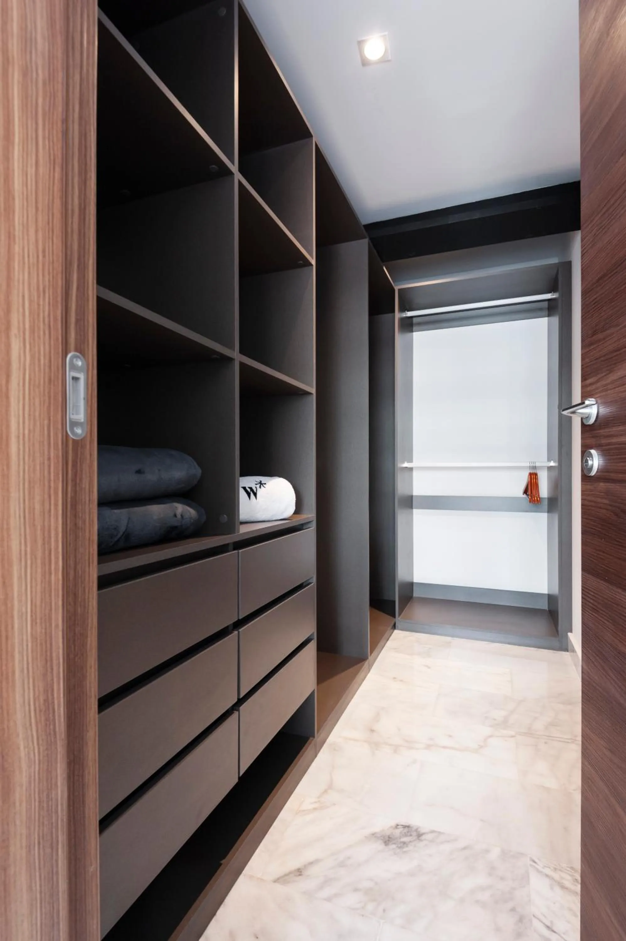 wardrobe in Arquimedes 138 by Wynwood House