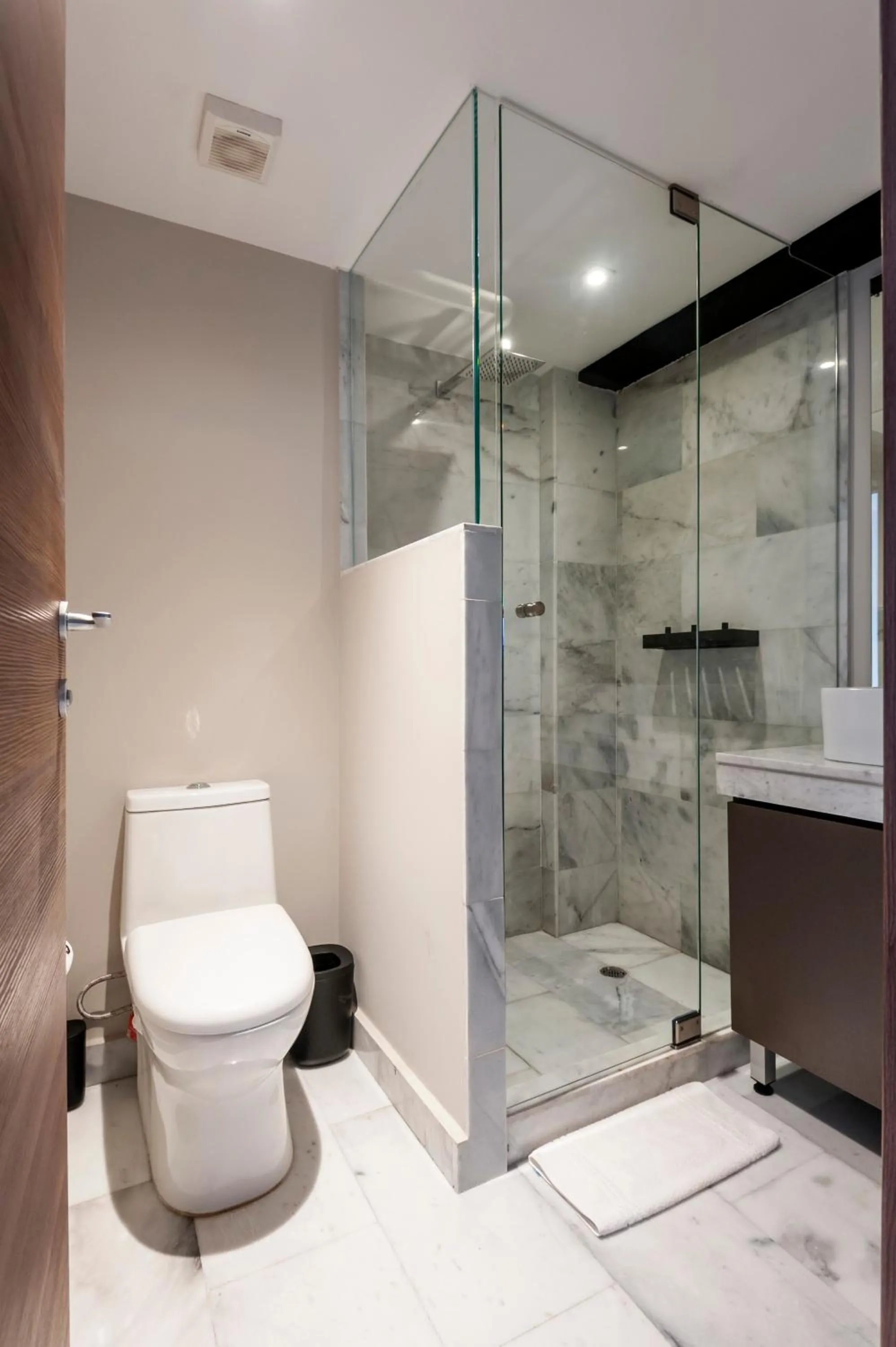 Bathroom in Arquimedes 138 by Wynwood House