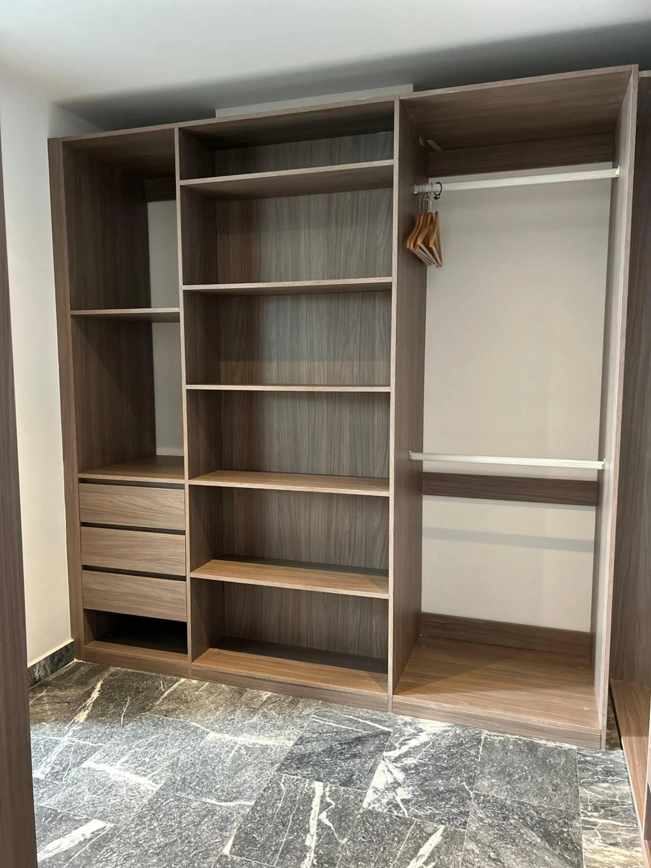 wardrobe in Arquimedes 138 by Wynwood House