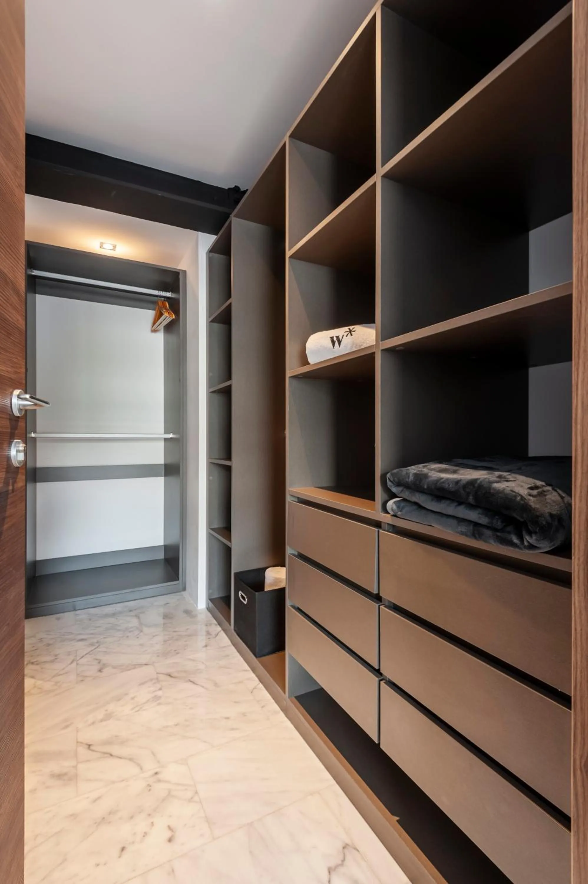 wardrobe in Arquimedes 138 by Wynwood House