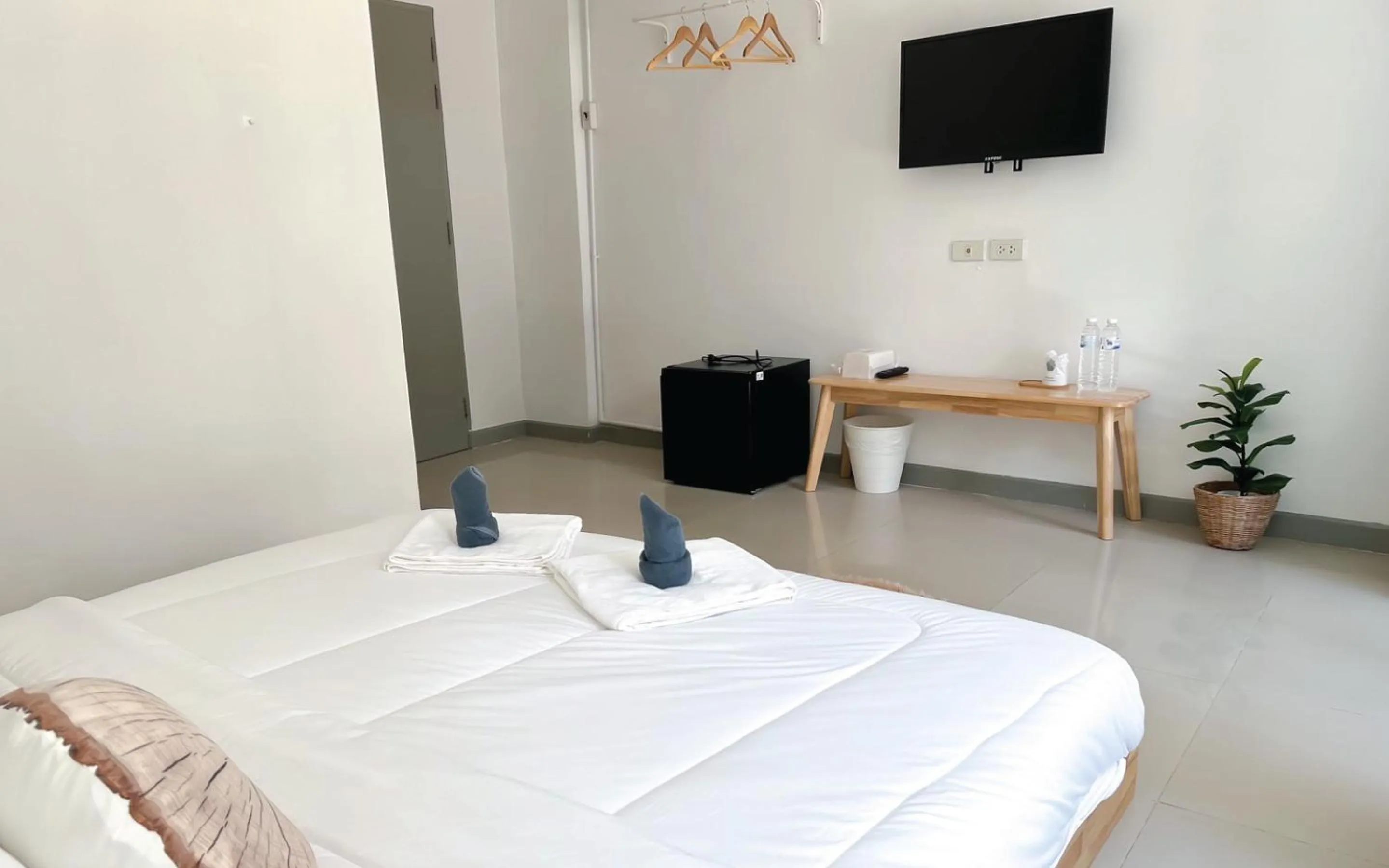 Communal lounge/ TV room, Bed in BAOBAB