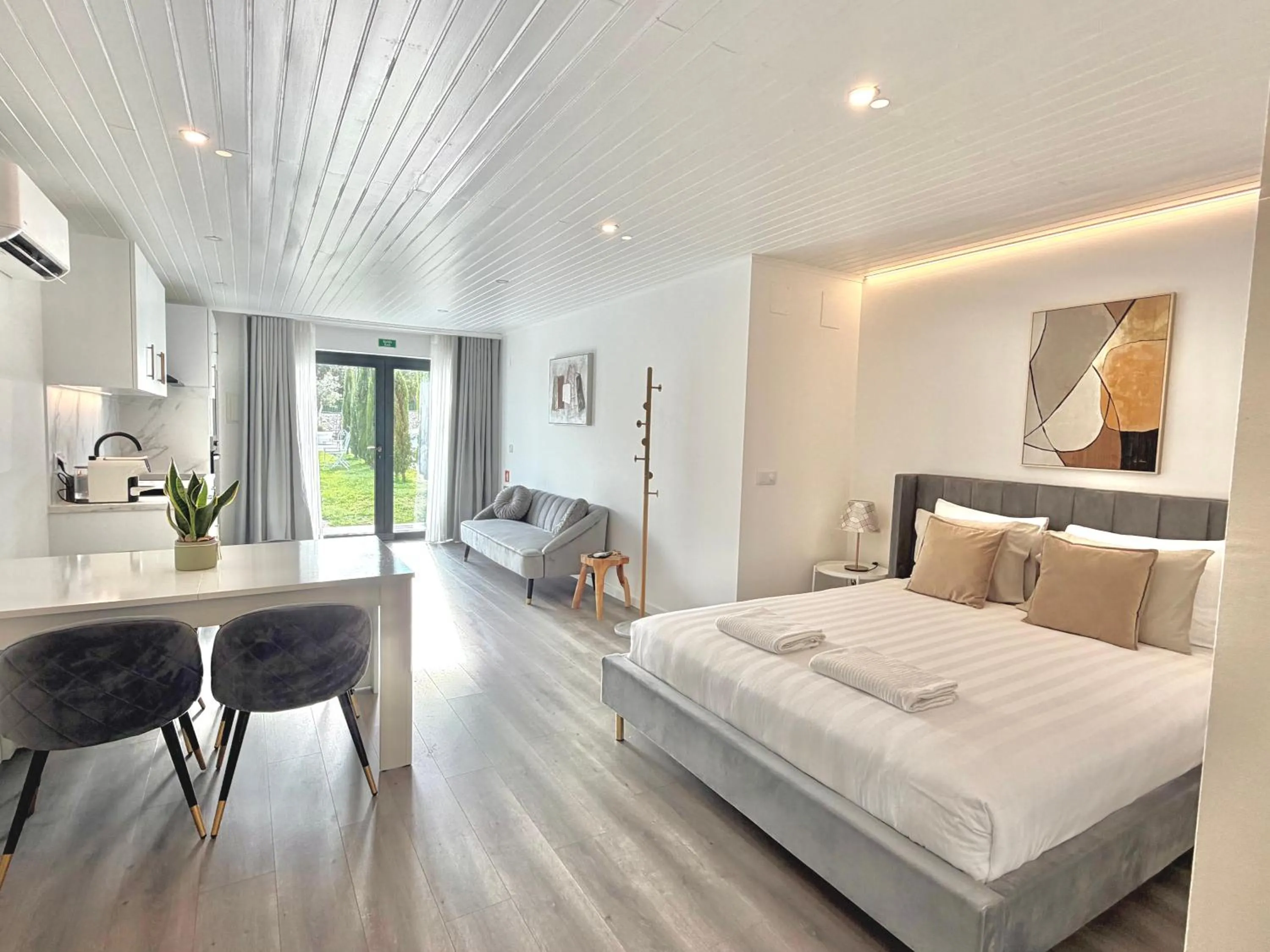 Bed in Vila Pombal Tomar Apartments - Pool & City Views