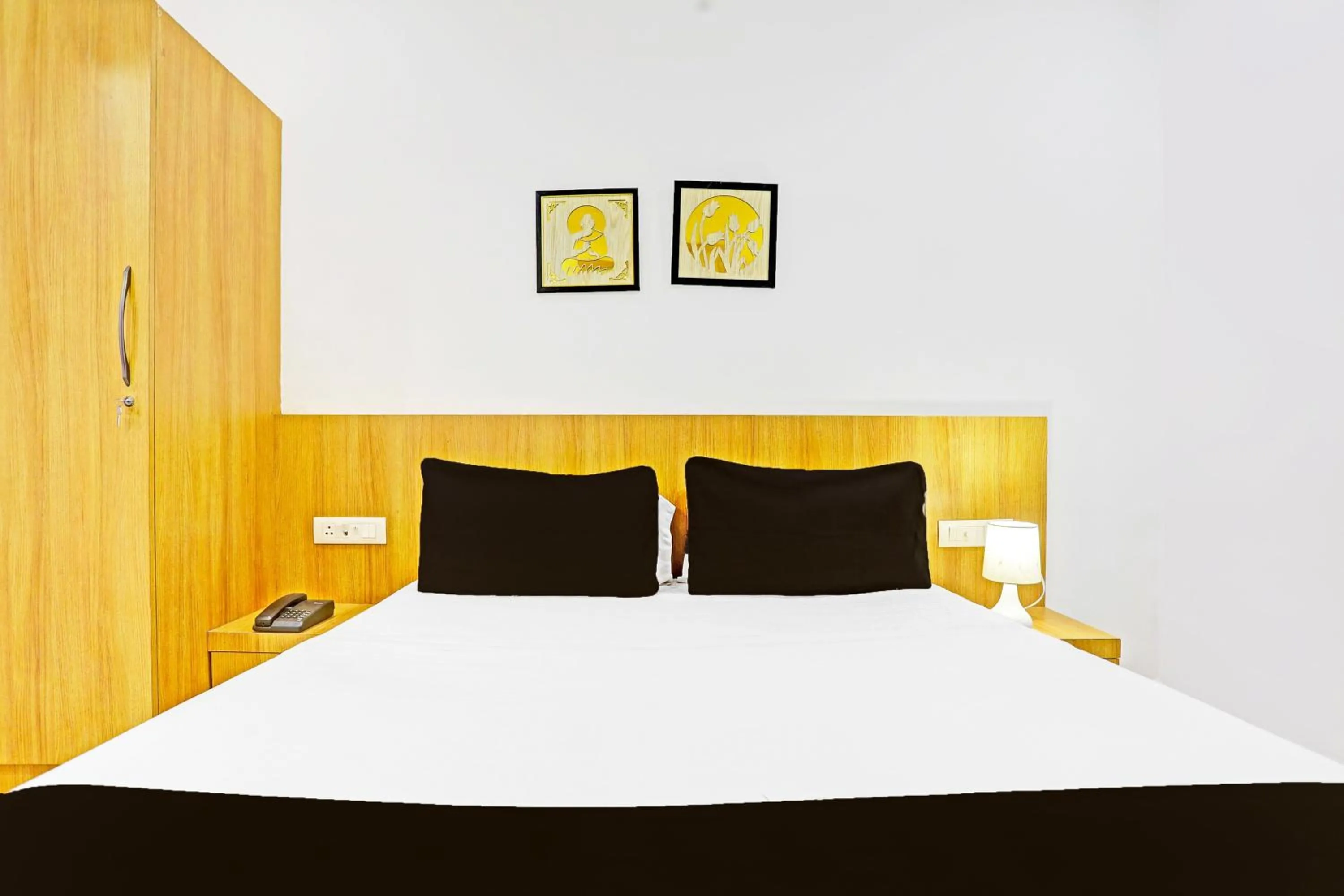 Bedroom, Bed in Super Hotel O Raipur