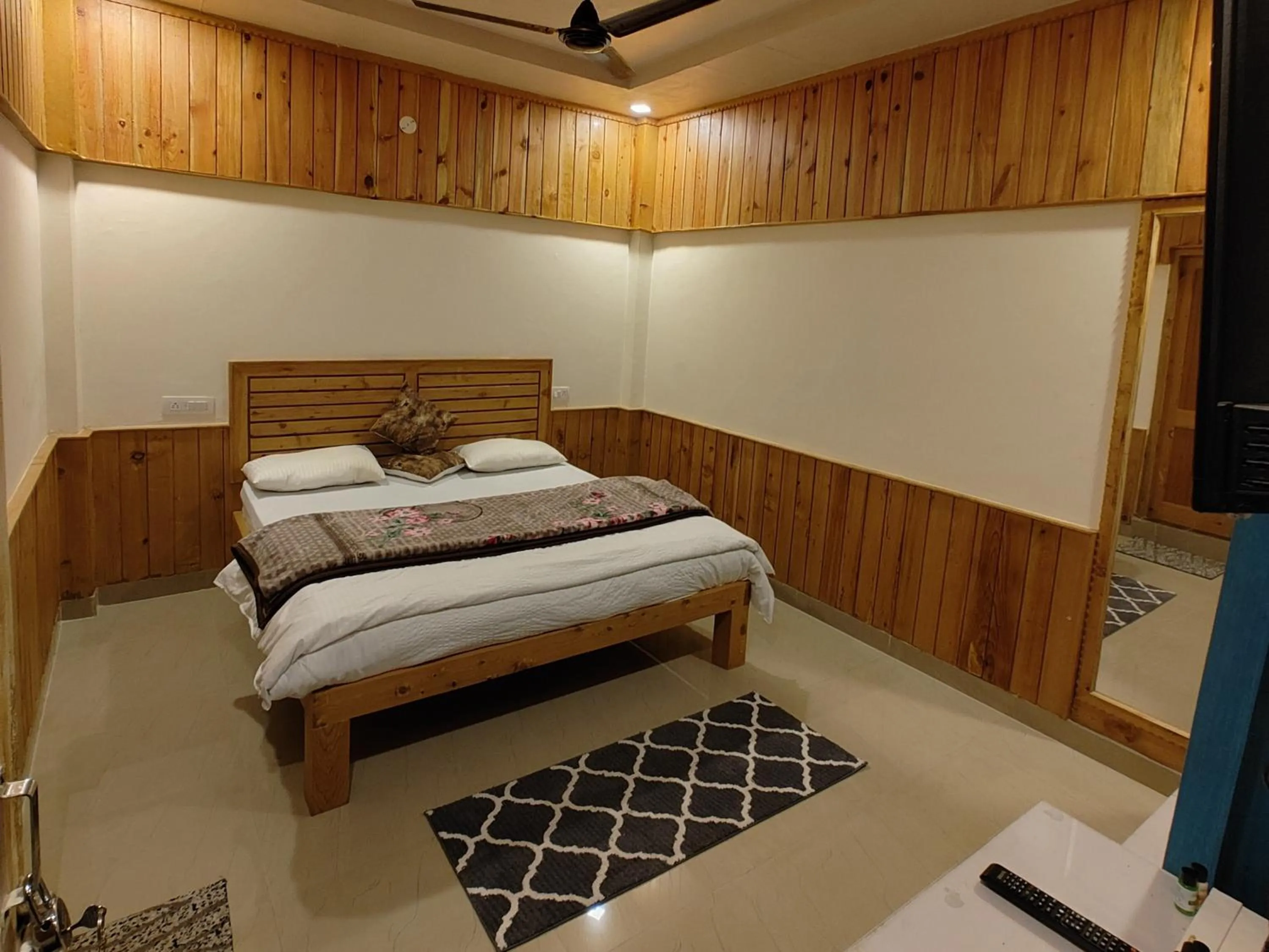 Bed in The Stream Kasol