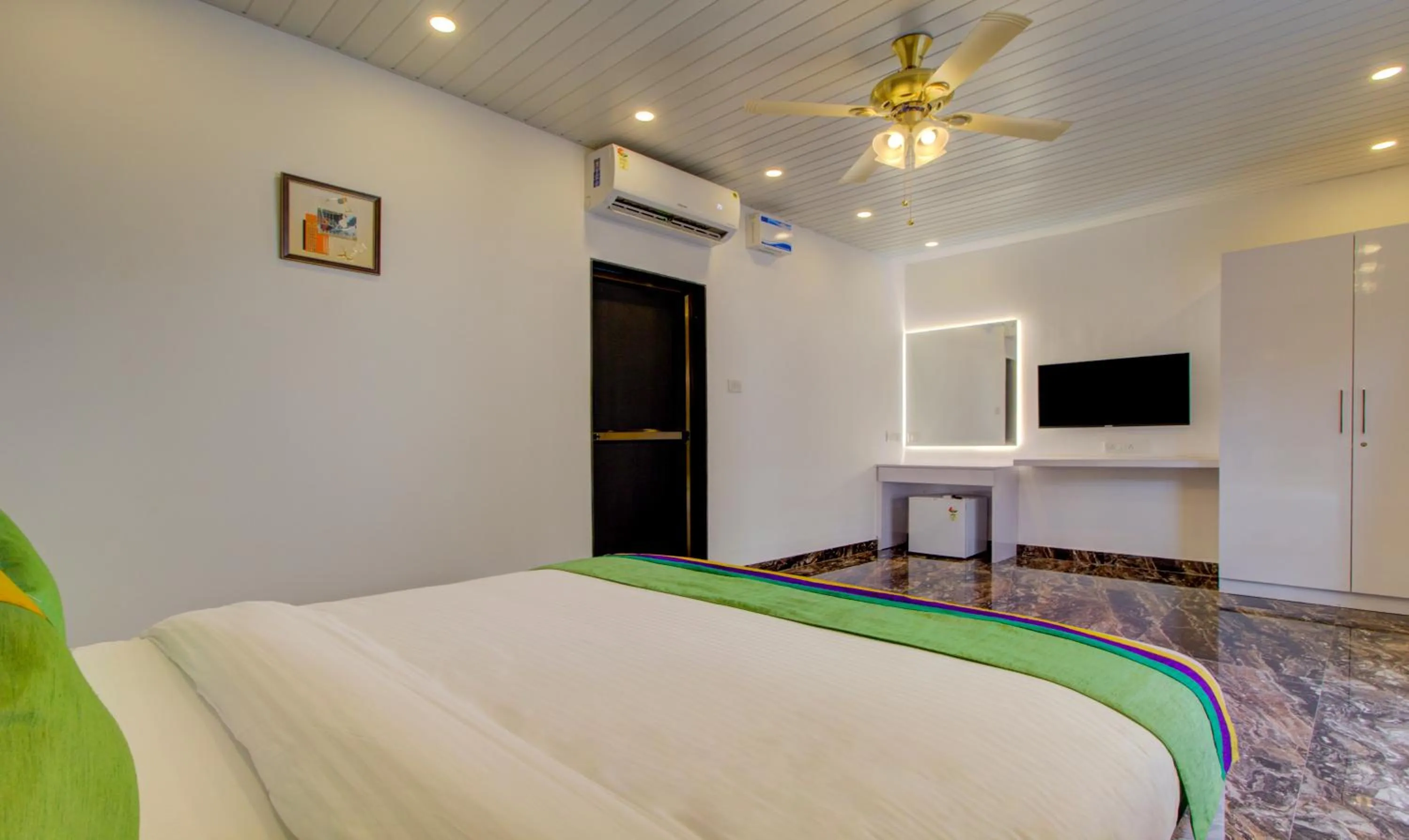 Bed in Treebo Code Red