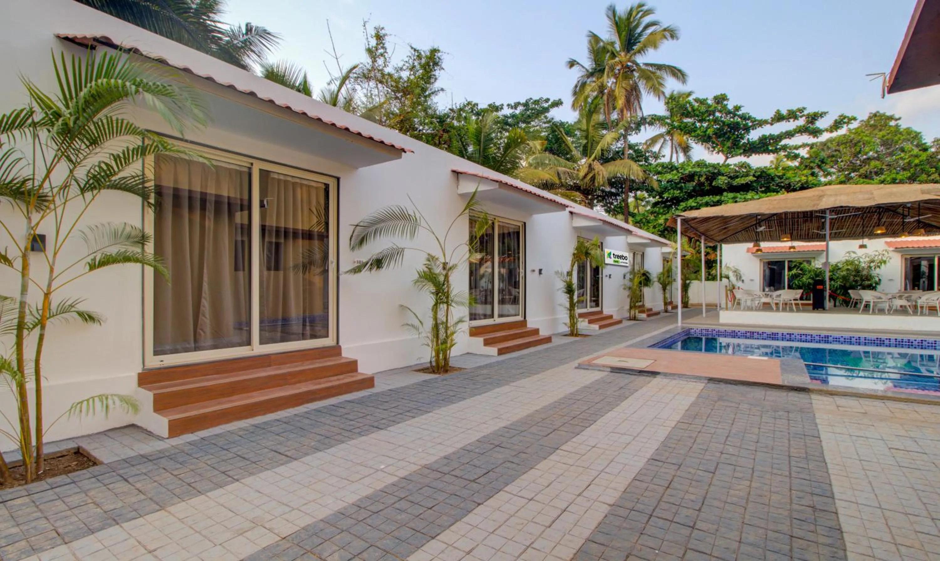 Facade/entrance in Treebo Code Red