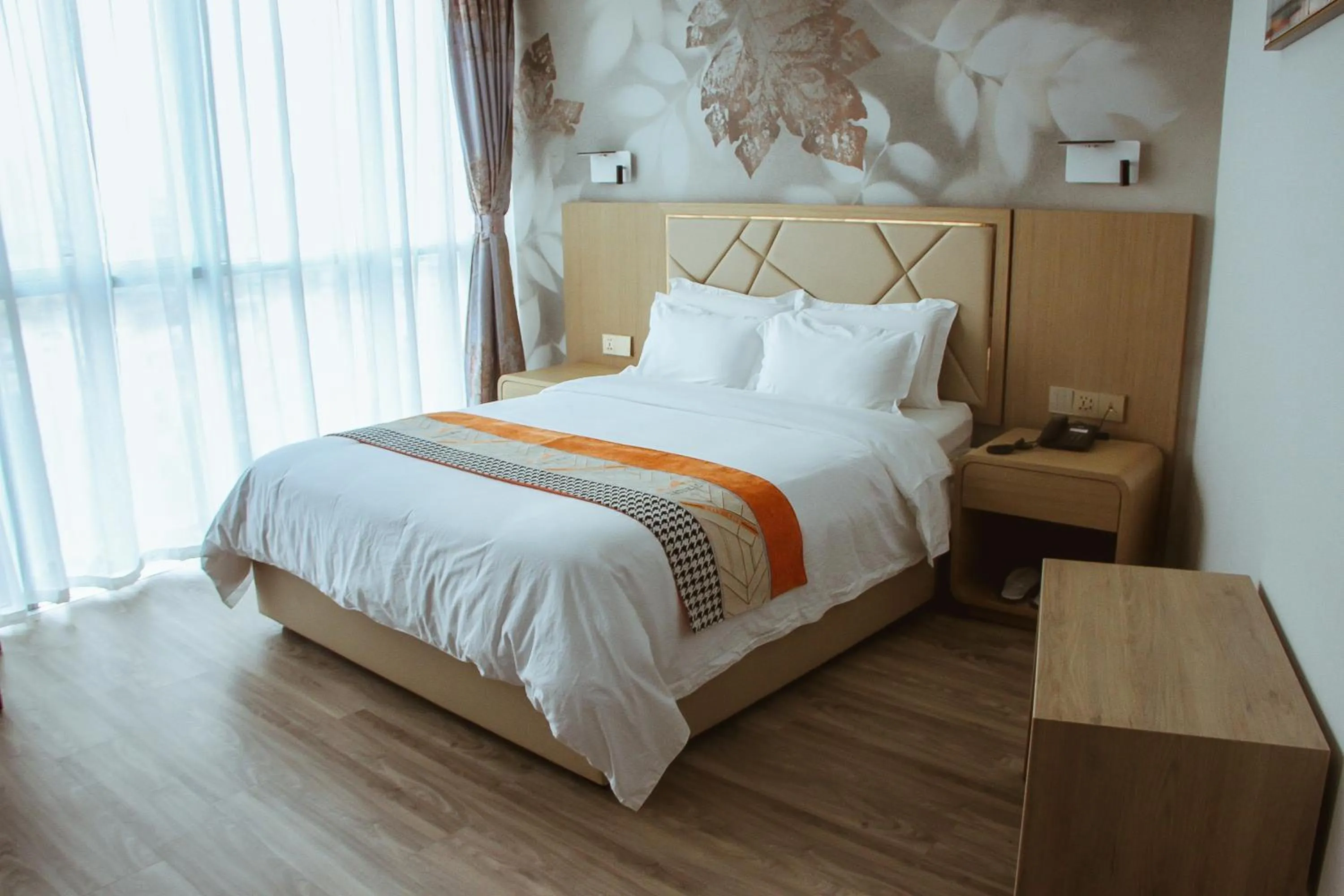 Photo of the whole room, Bed in Gold Source Hotel