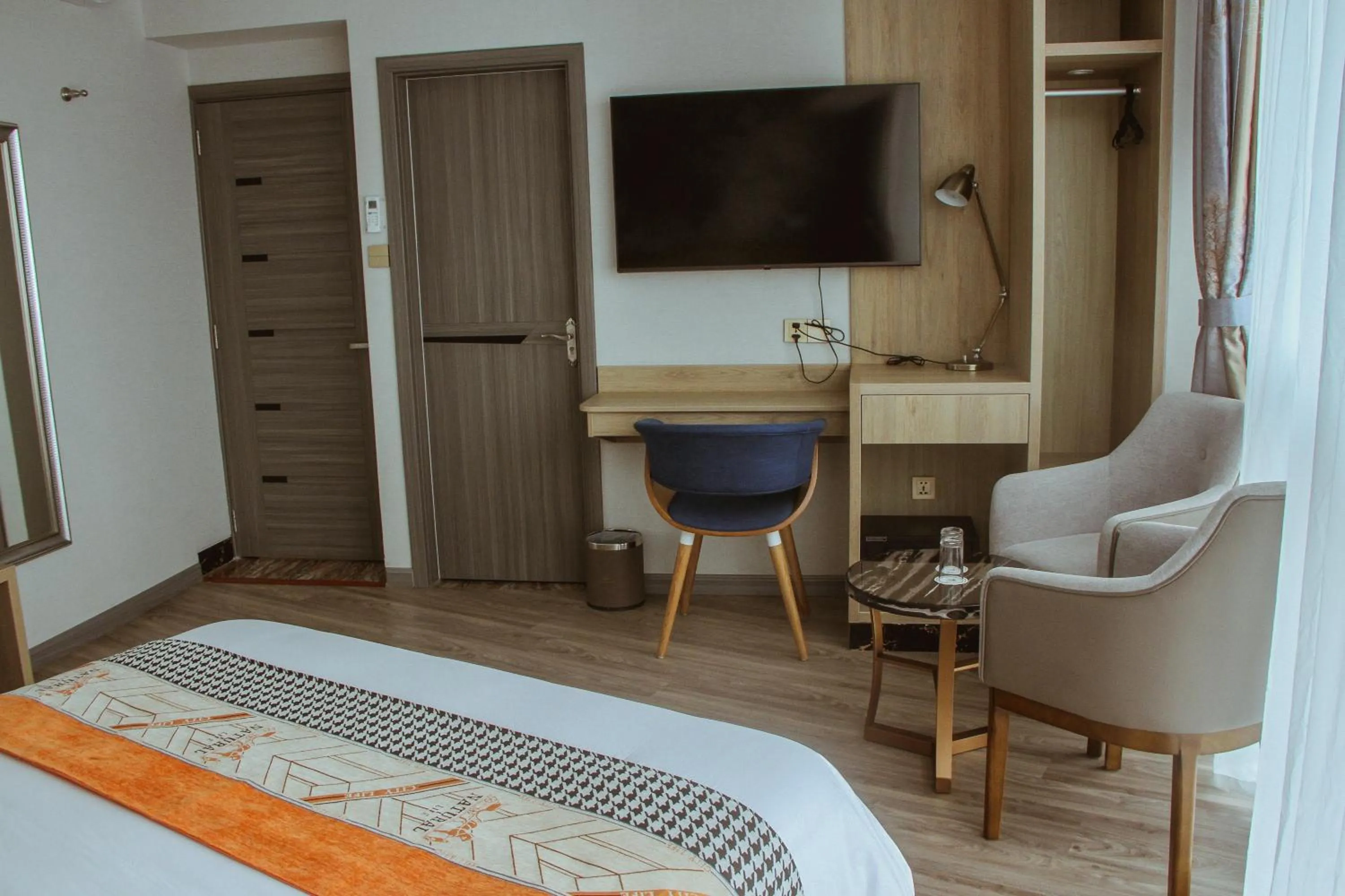 Living room, Bed in Gold Source Hotel