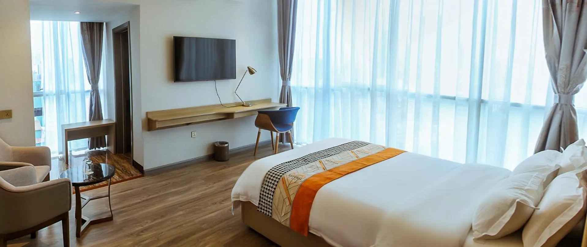 Photo of the whole room, Bed in Gold Source Hotel