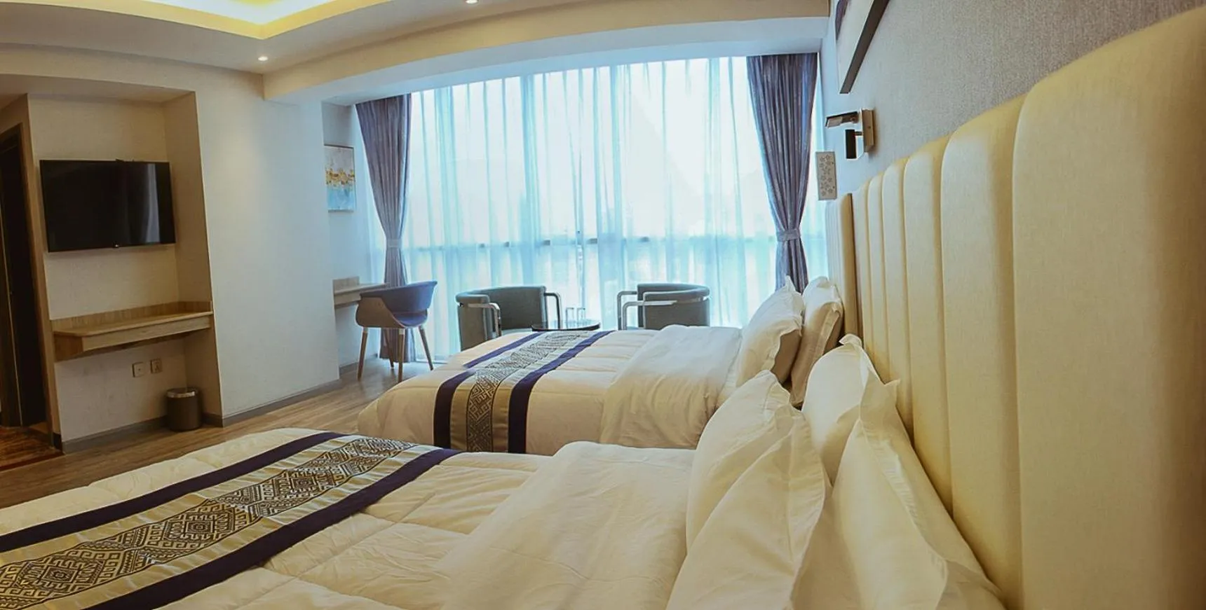 Photo of the whole room, Bed in Gold Source Hotel