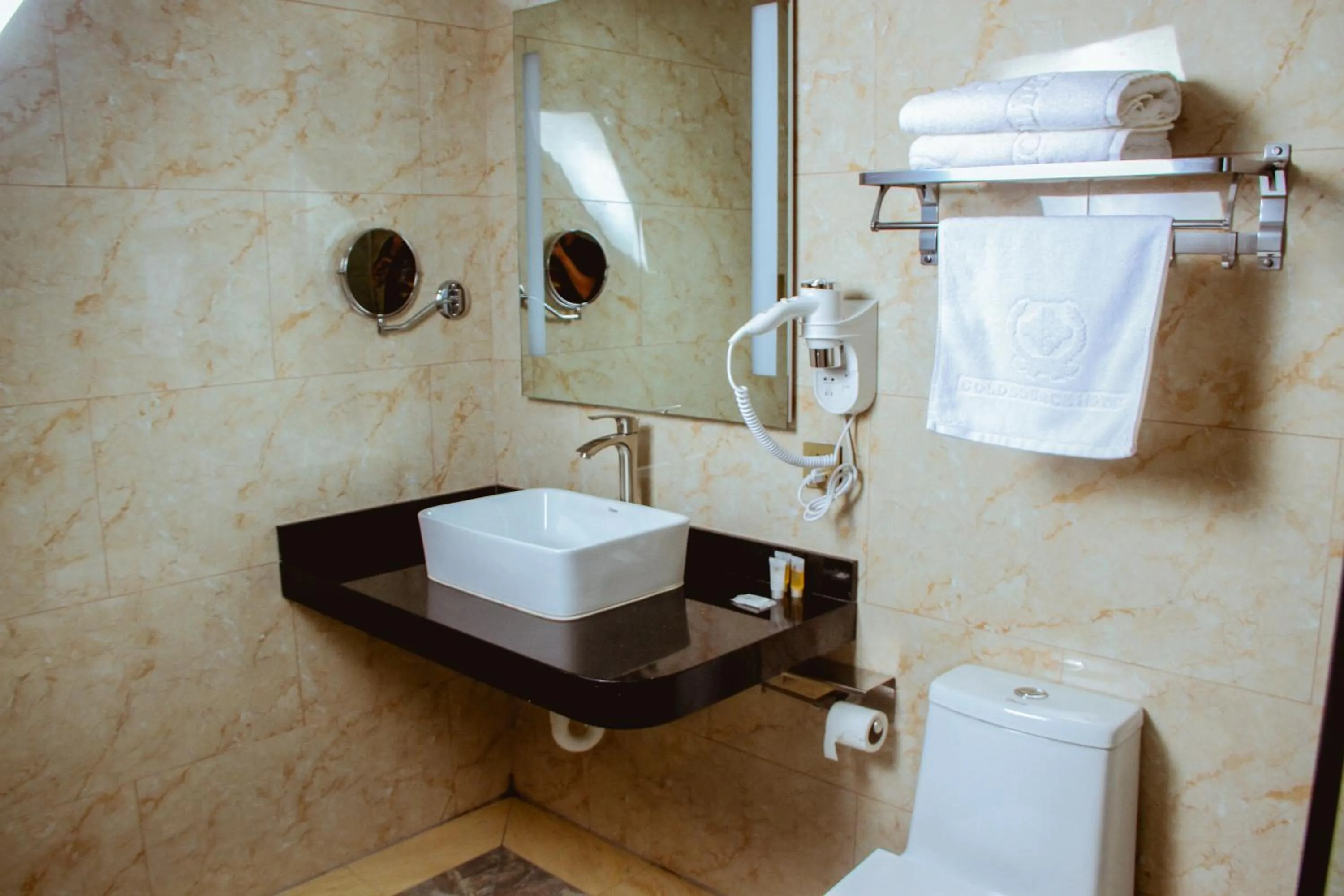 Toilet in Gold Source Hotel