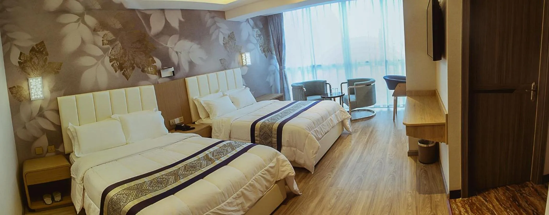 Photo of the whole room, Bed in Gold Source Hotel