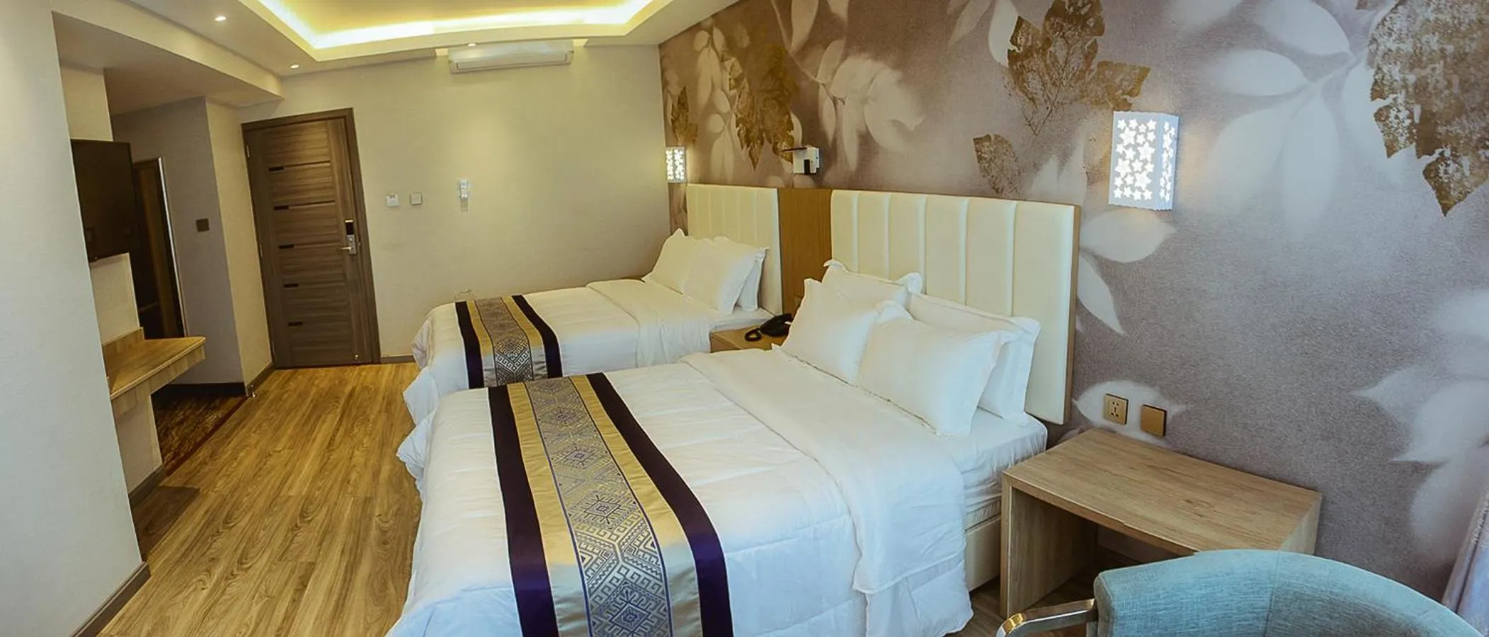 Photo of the whole room, Bed in Gold Source Hotel