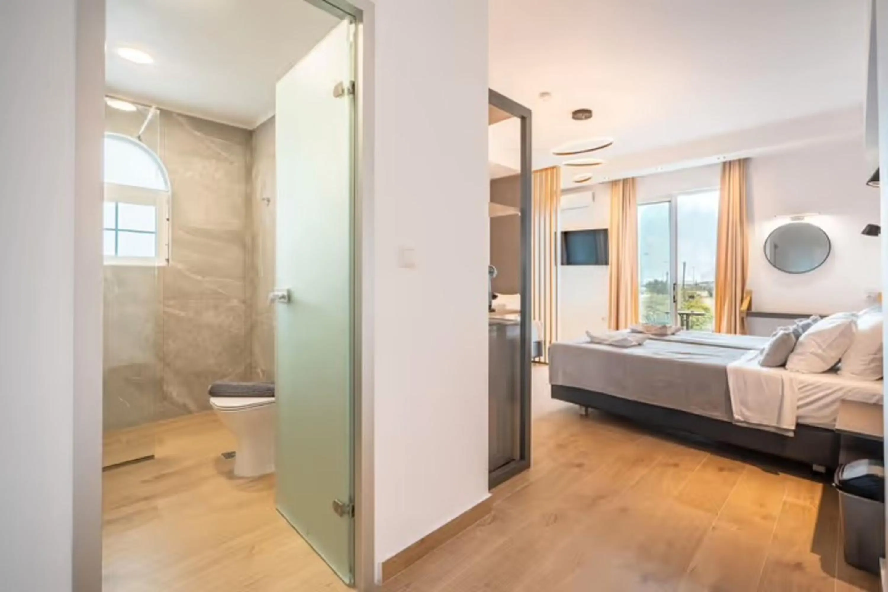 Shower, Bed in Eva's Rooms