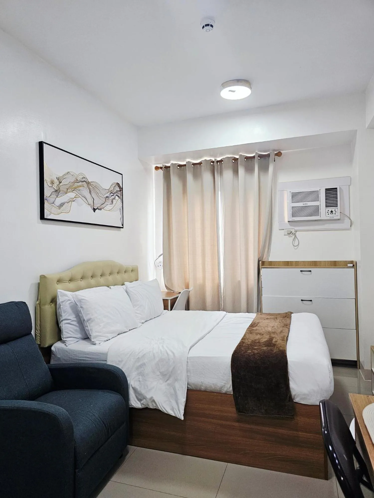Bed in Acellyne's Suites at Green 2 Residences with Netflix!