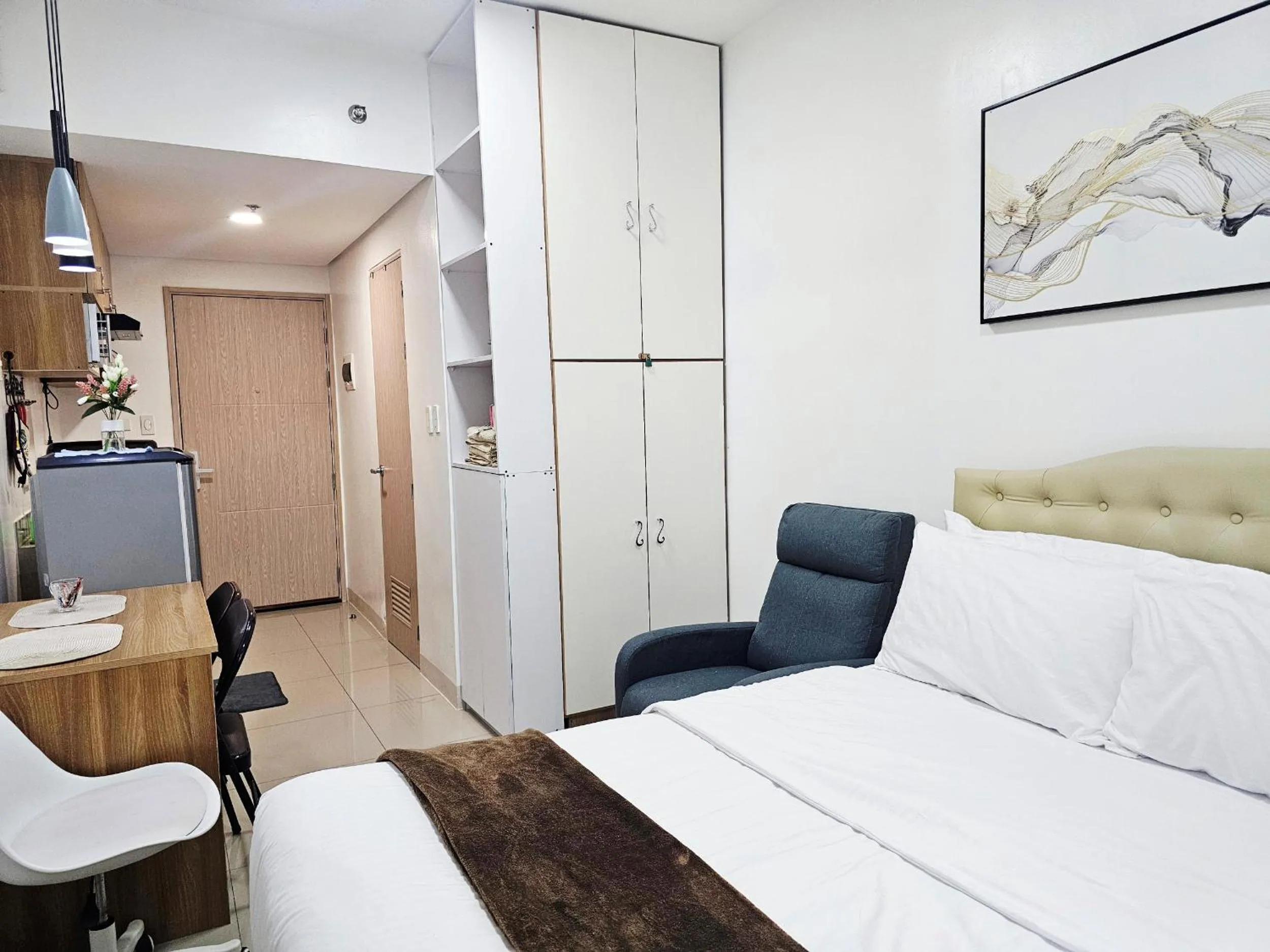 Bed in Acellyne's Suites at Green 2 Residences with Netflix!