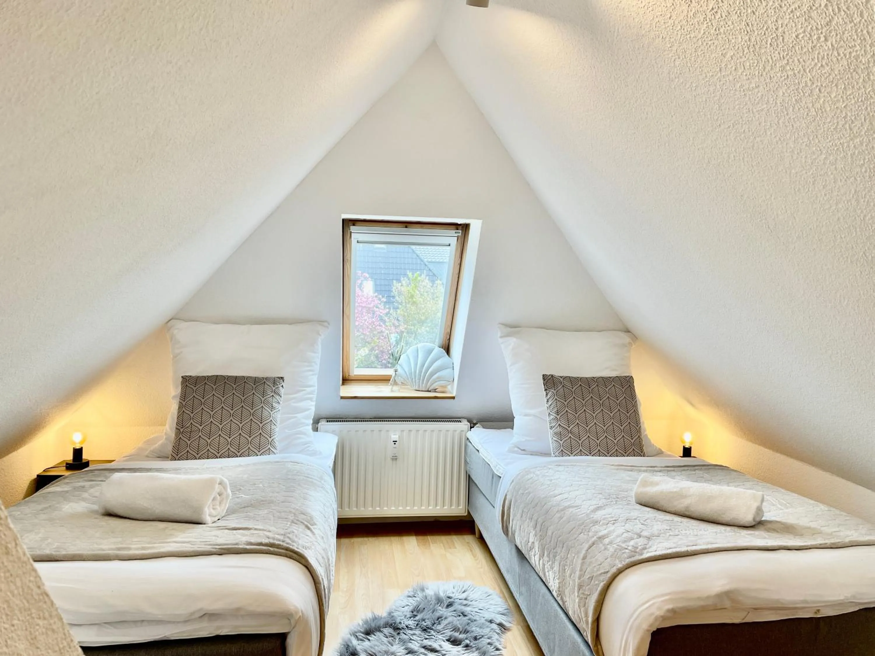 Bedroom, Bed in Design Maisonette I Kamin I 10 Personen I Netflix