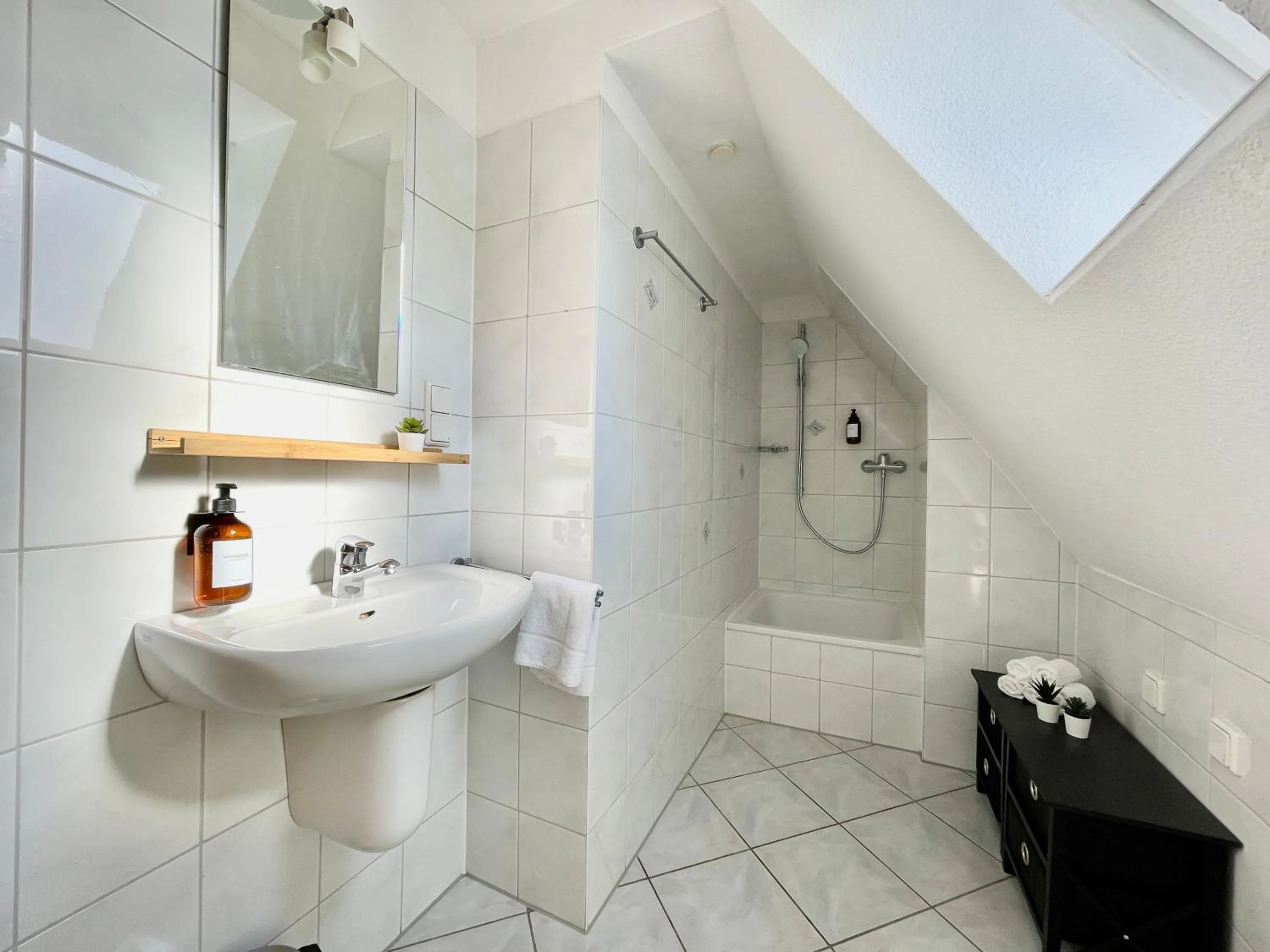 Shower in Design Maisonette I Kamin I 10 Personen I Netflix